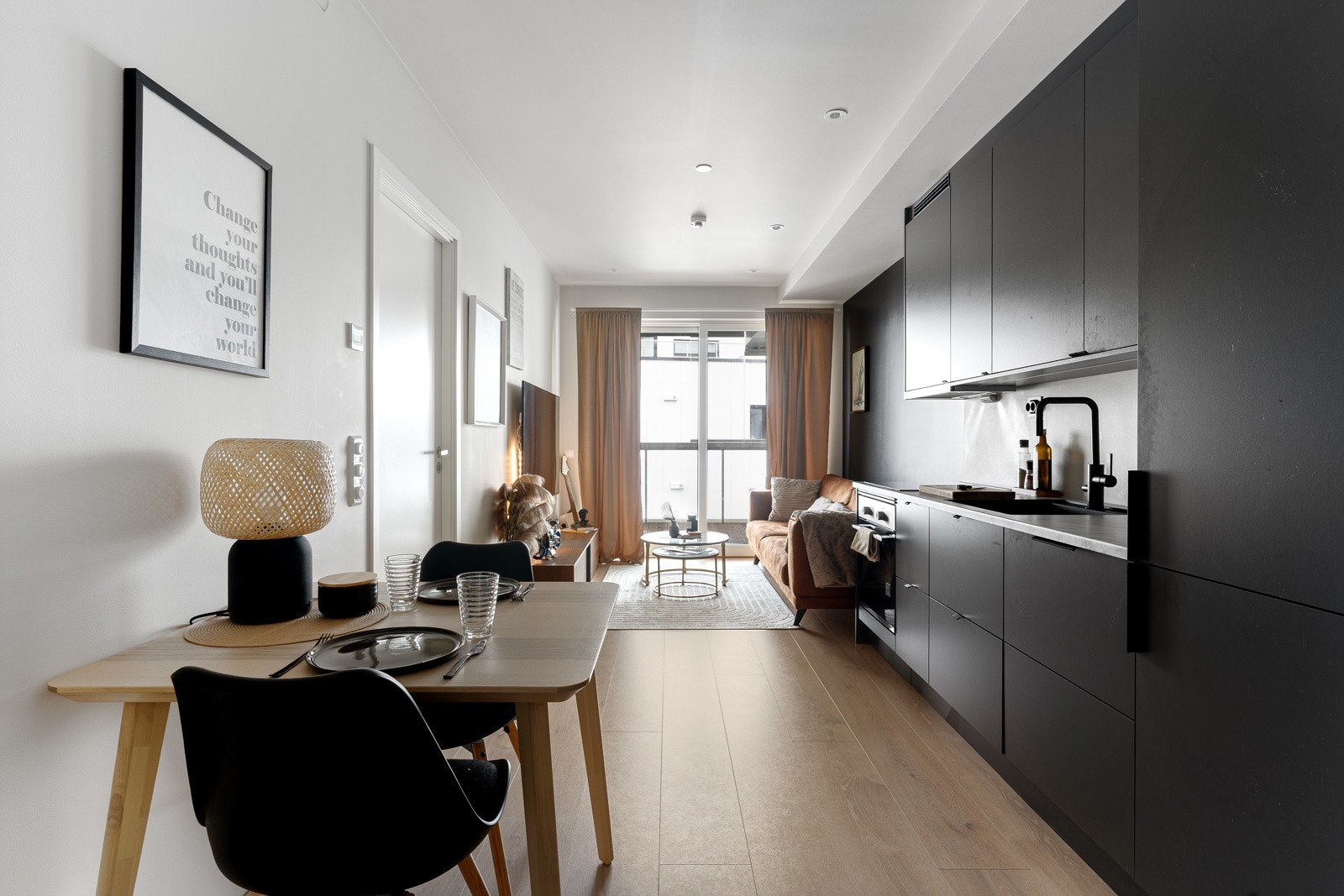 Spisebordet finner sin naturlige plass ved kjøkkenet. Galleribilde