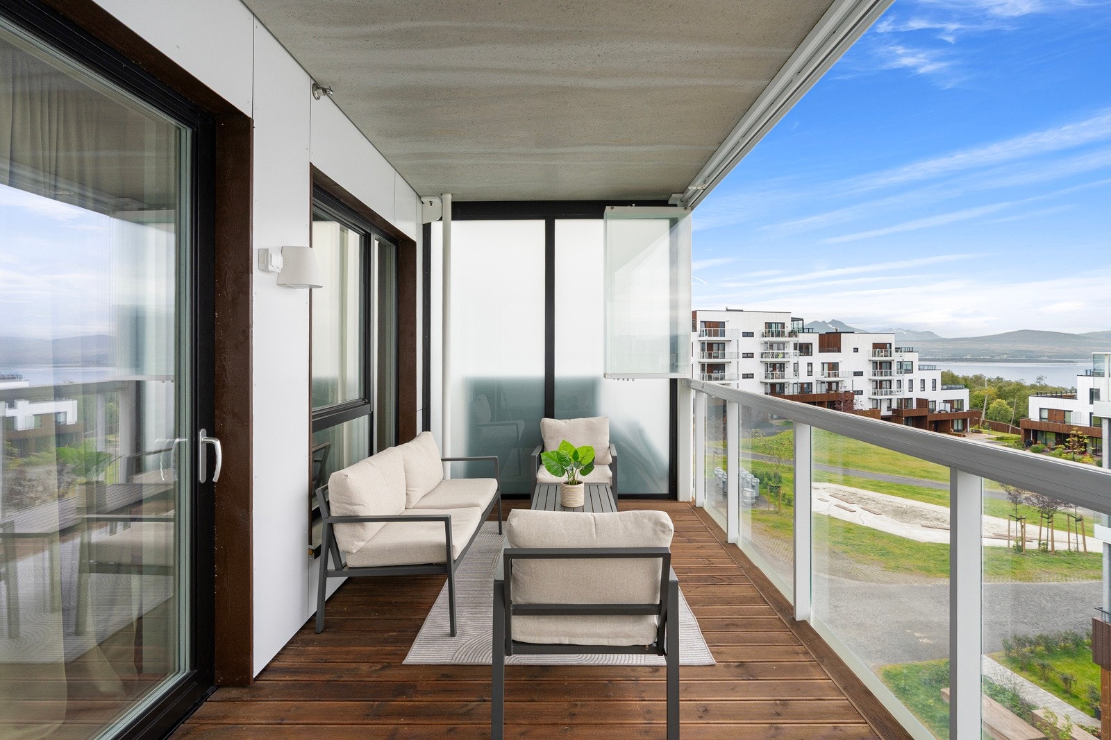 Fra stuen har du utgang til balkong med flott utsikt og plass for utemøbler, grill og beplantning. Galleribilde