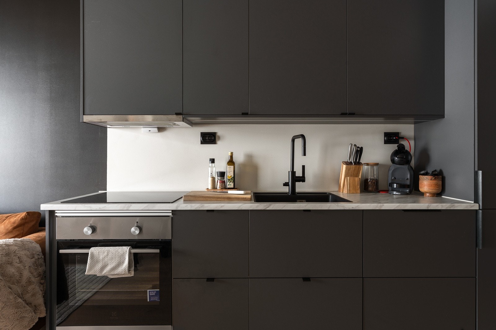 Kjøkkenet er utstyrt med integrerte hvitevarer som kjøl/fryseskap, oppvaskmaskin med vannstoppsystem, induksjonstopp med komfyrvakt og stekeovn. Galleribilde