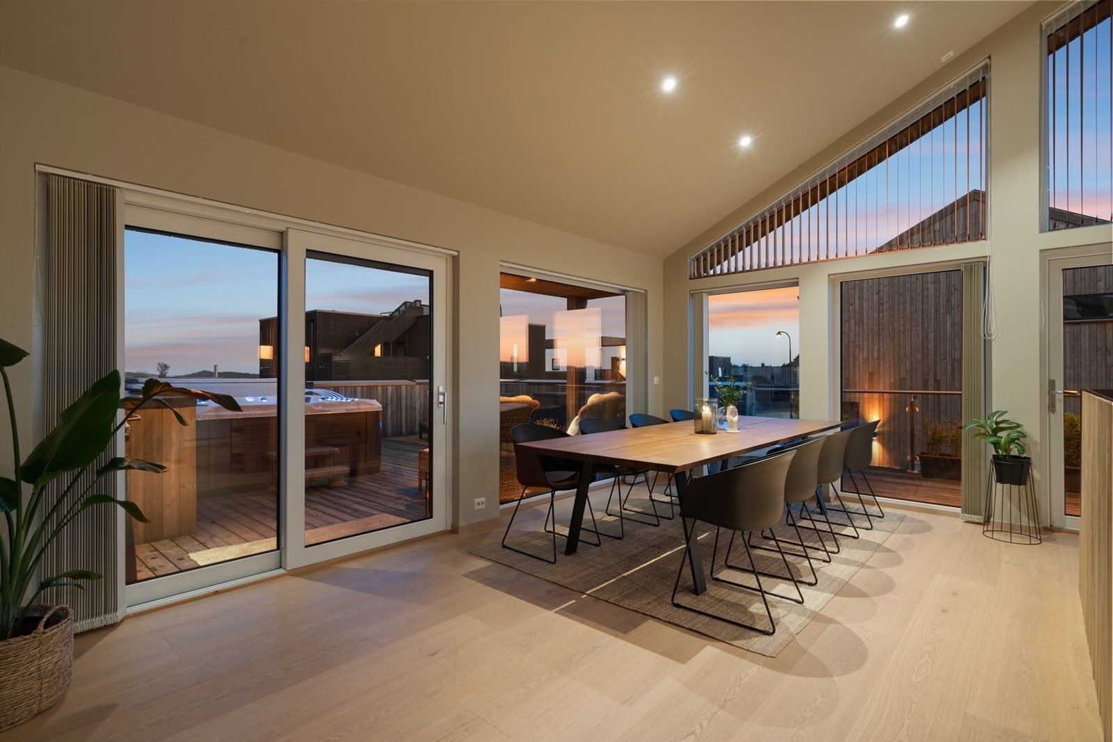 Spisestueplass med sjøutsikt. Galleribilde