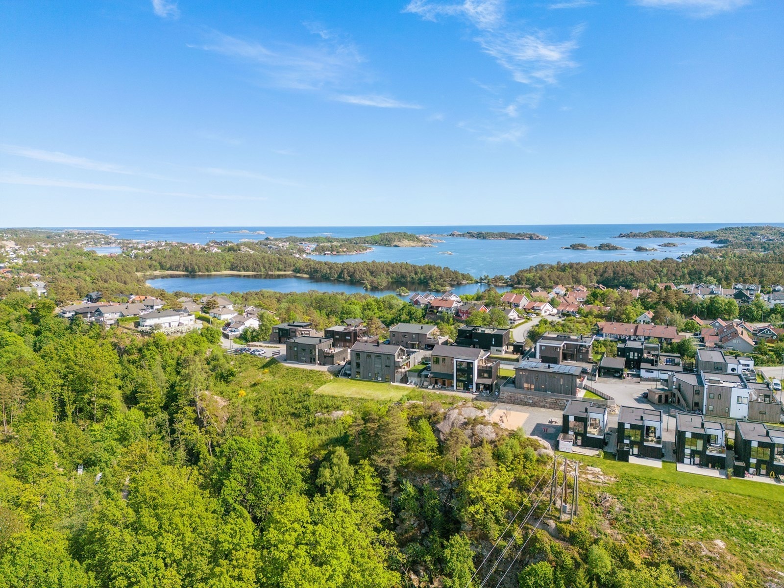Flyfoto som viser at boligen ligger svært nær sjøen og mange gode badeplasser. Galleribilde