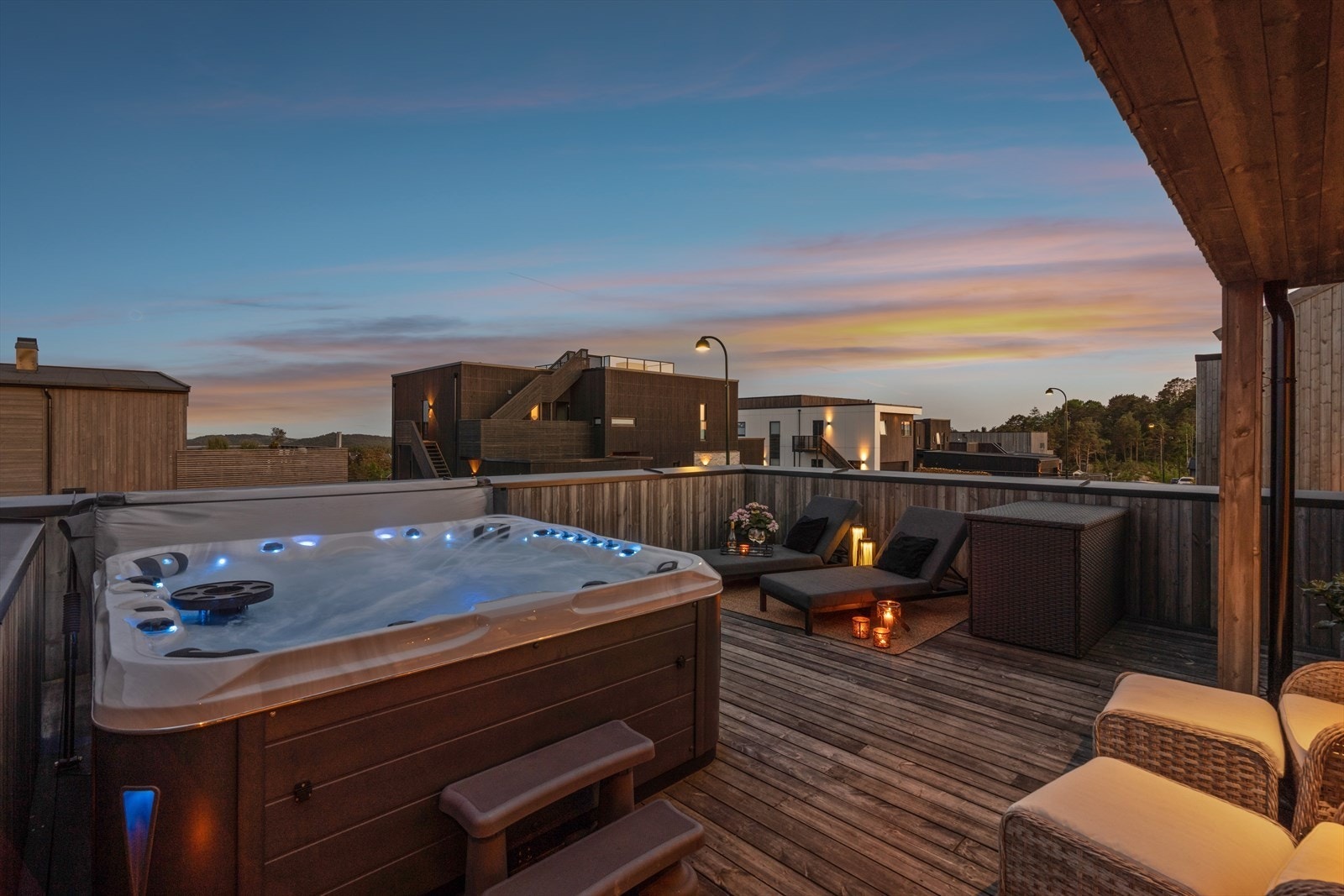 Solrik og usjenert terrasse med jacuzzi Galleribilde