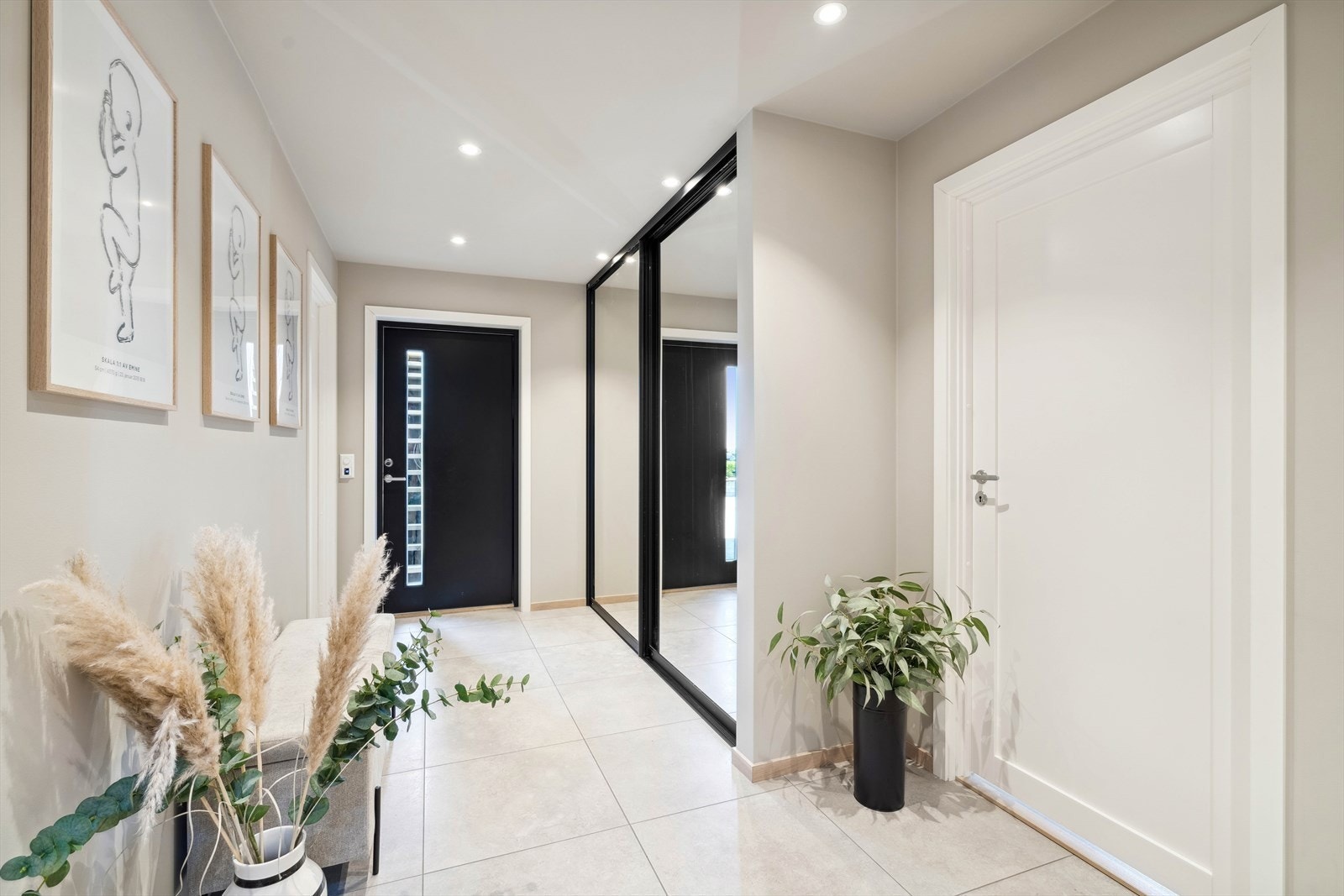 Velkommen inn. Entreen har skyvedørsgarderobe og plass til sittebenk. Galleribilde