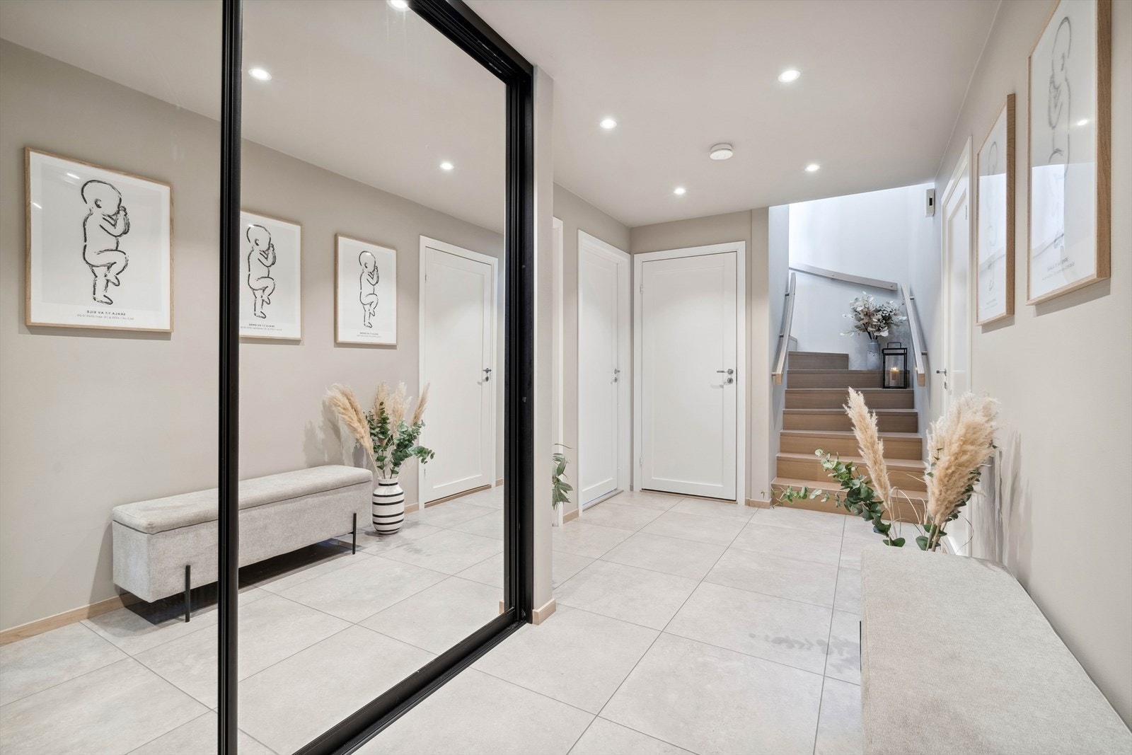 Lekker entré med flislagt gulv og spotter i tak. Galleribilde