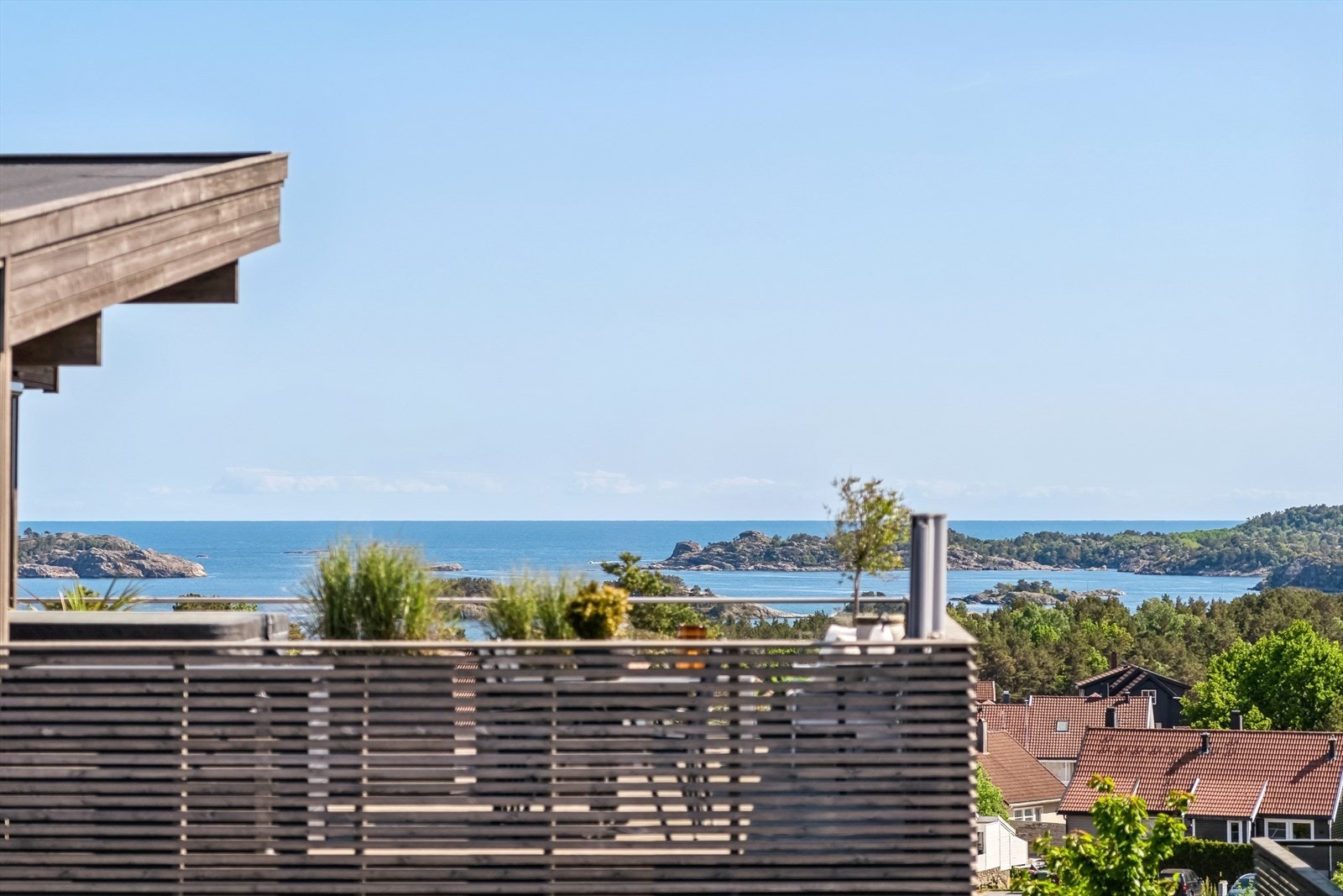 Sjøutsikt fra terrassen i 2.etasje. Galleribilde