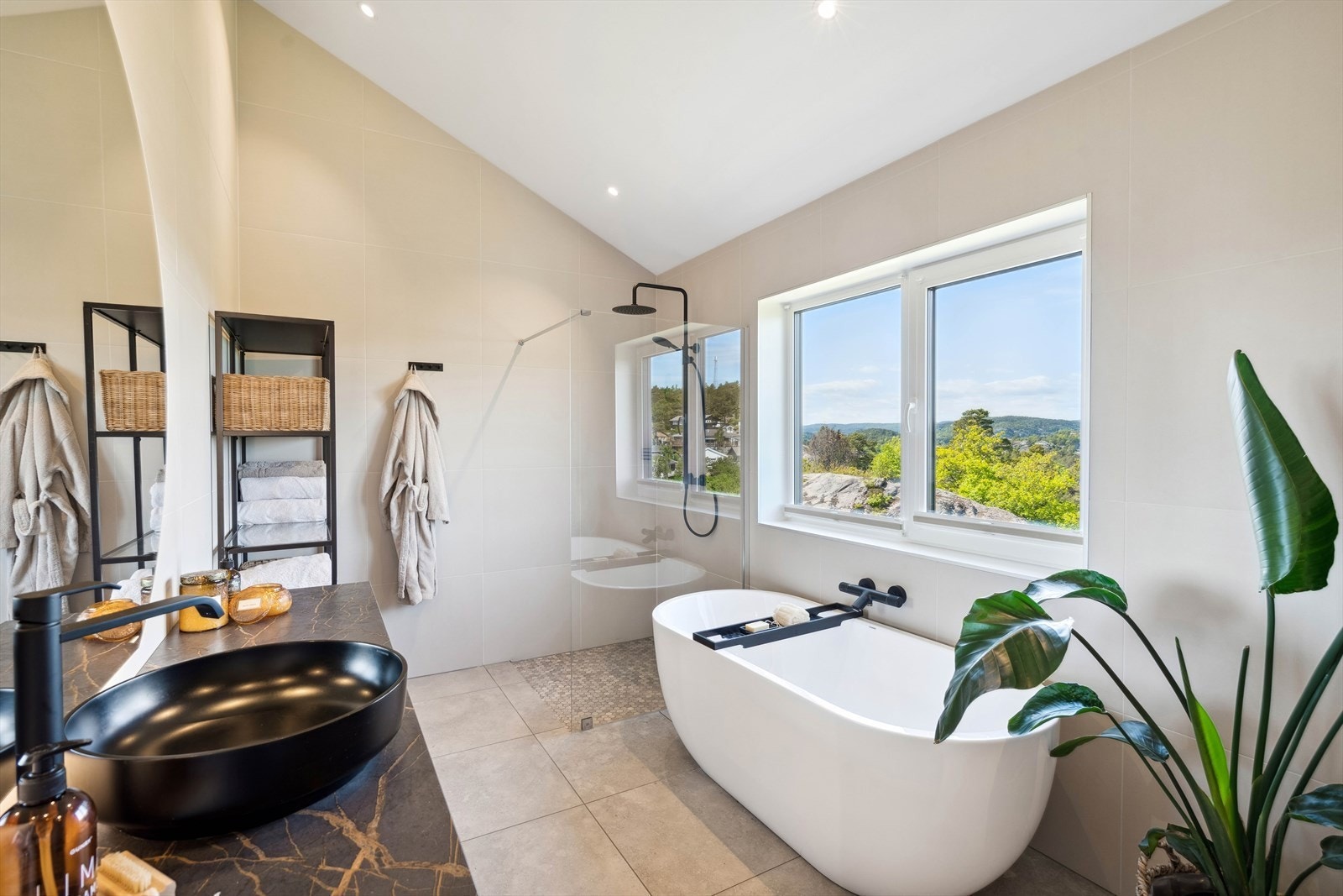 Badet i 2.etasje har en høy standard og utsikt uten innsyn. Galleribilde