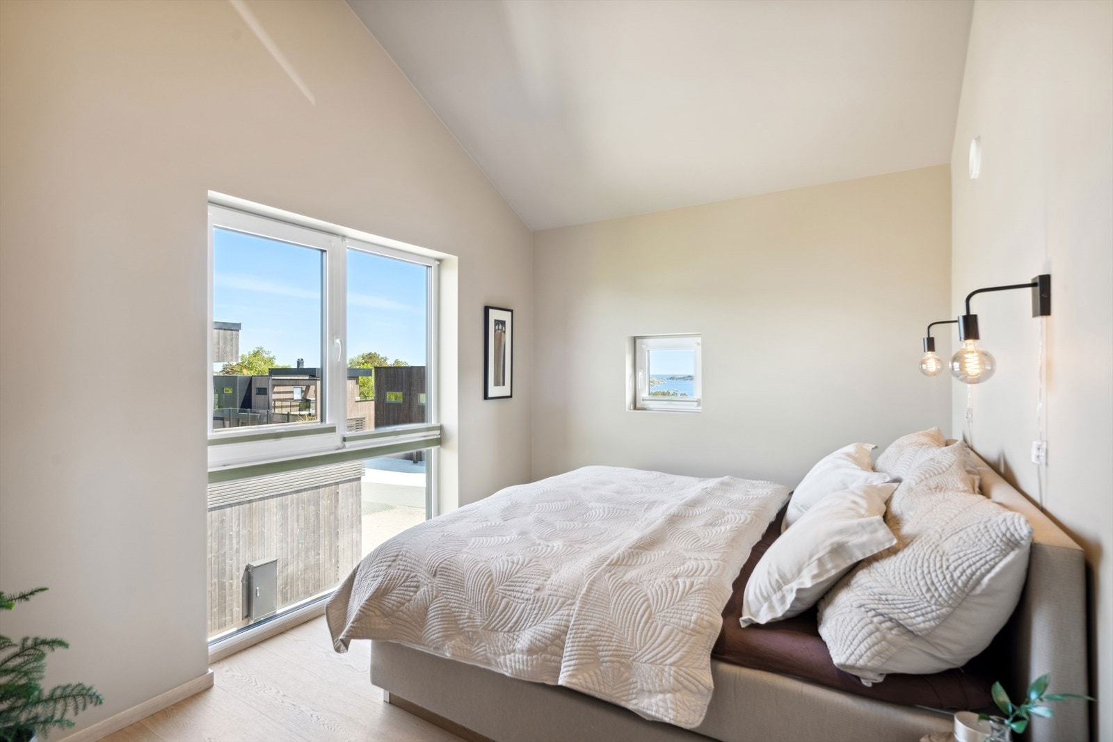 Hovedsoverom/ soverom 4 med god plass til dobbeltseng. Garderoberom i tilknytning til rommet. Galleribilde