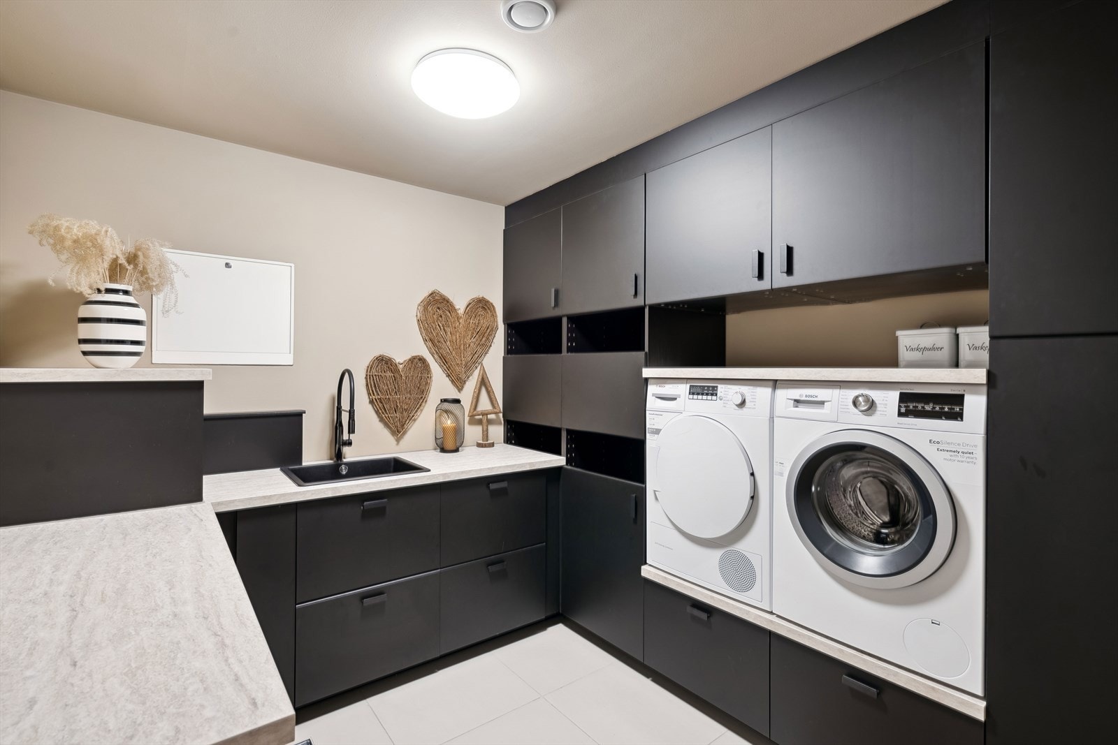 Vaskerom i tilknytning til entreen. Lekkert og praktisk. Galleribilde