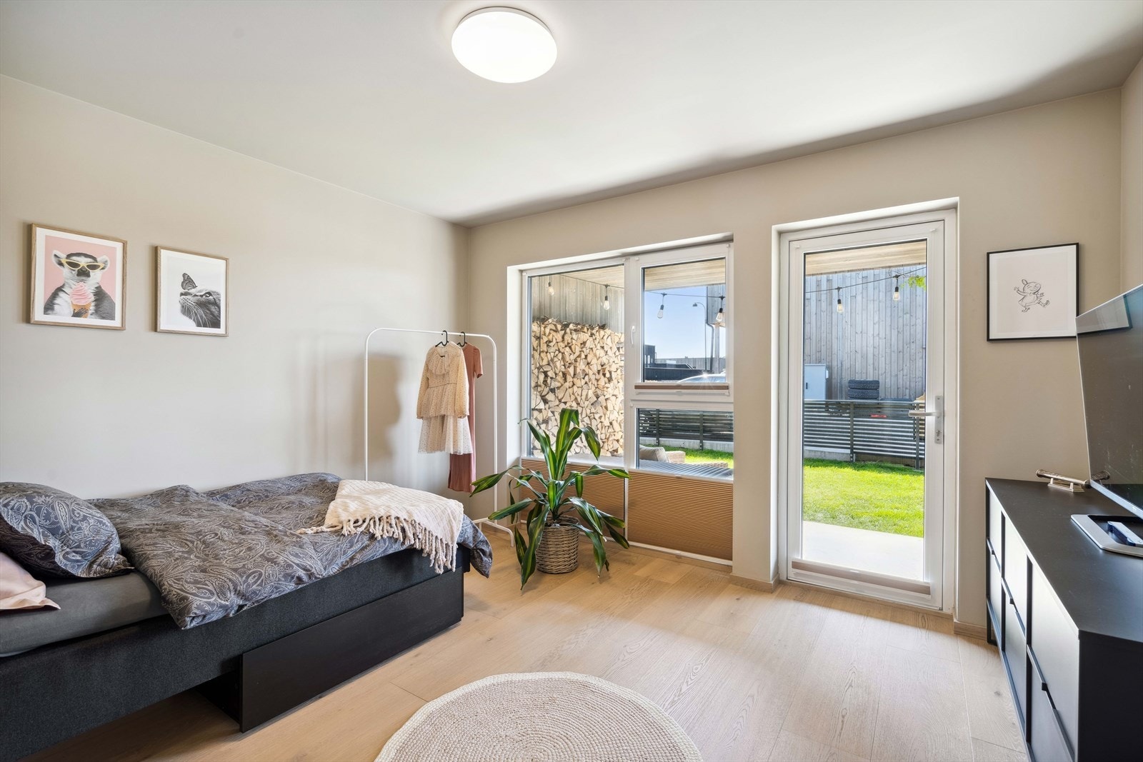 Stort soverom med utgang til hage. Galleribilde