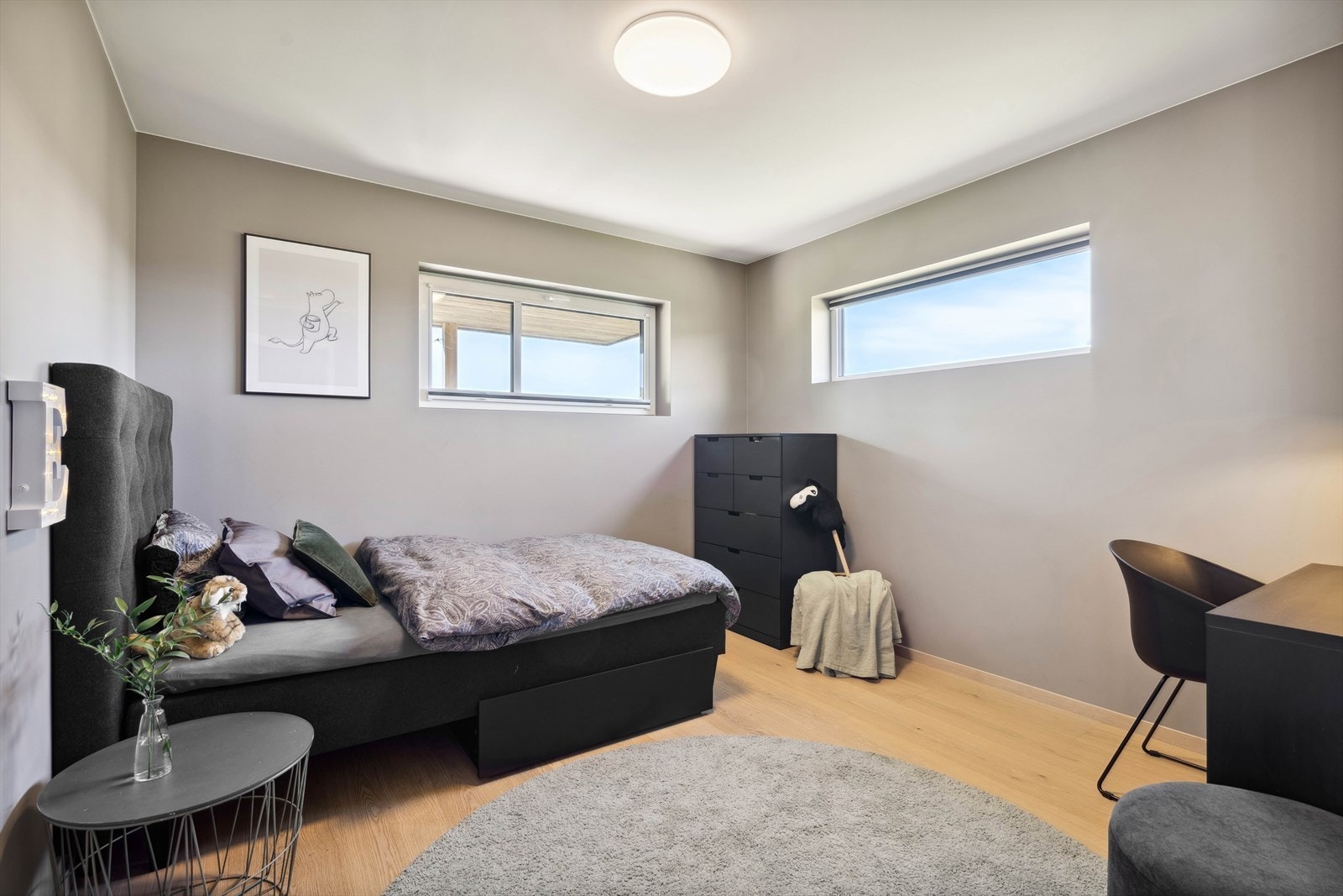 Soverom nr 2 i 1.etasje med god plass til dobbeltseng, garderobe og arbeidsplass. Galleribilde