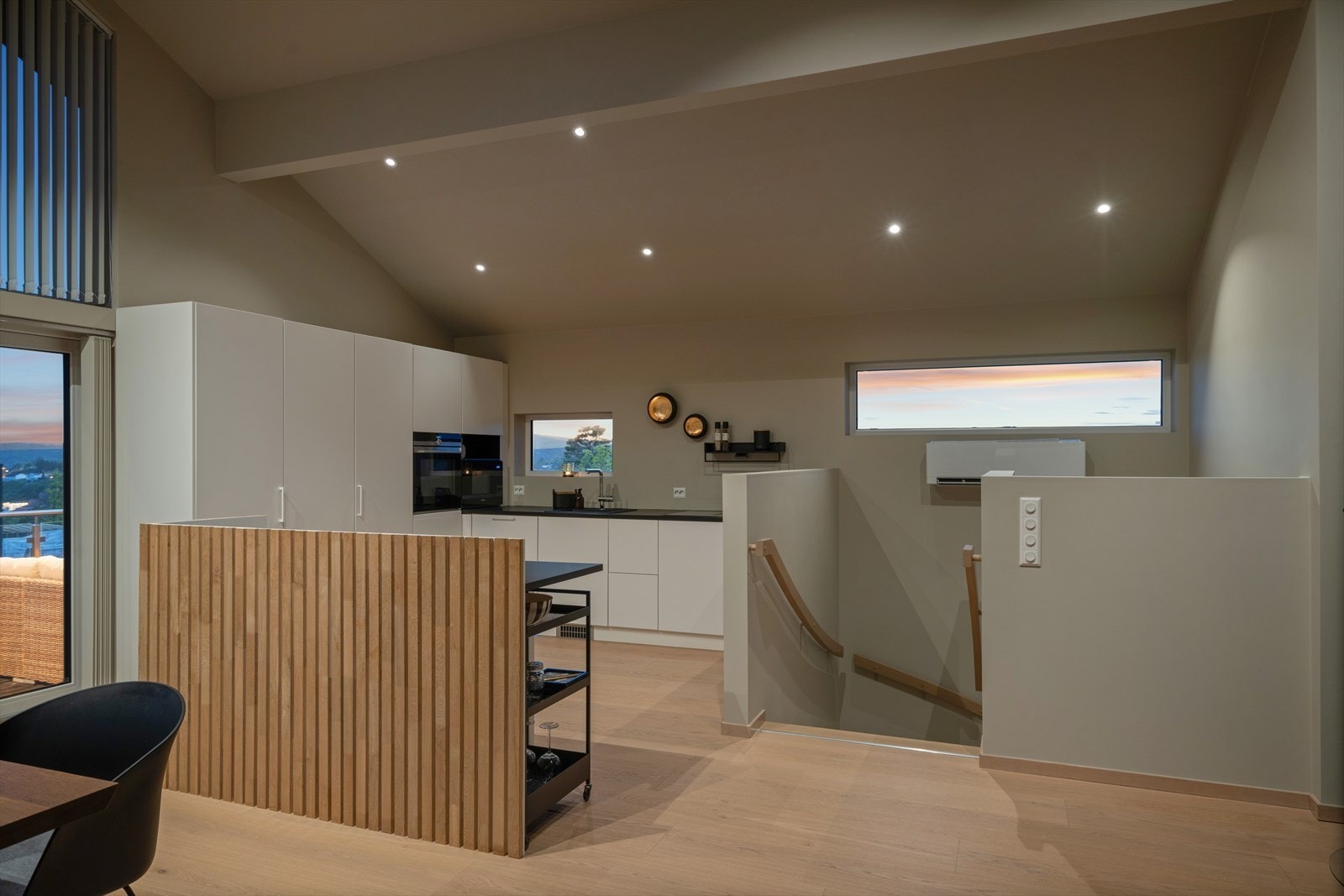 Lekkert og moderne kjøkken med mye skap og benkeplass. Galleribilde