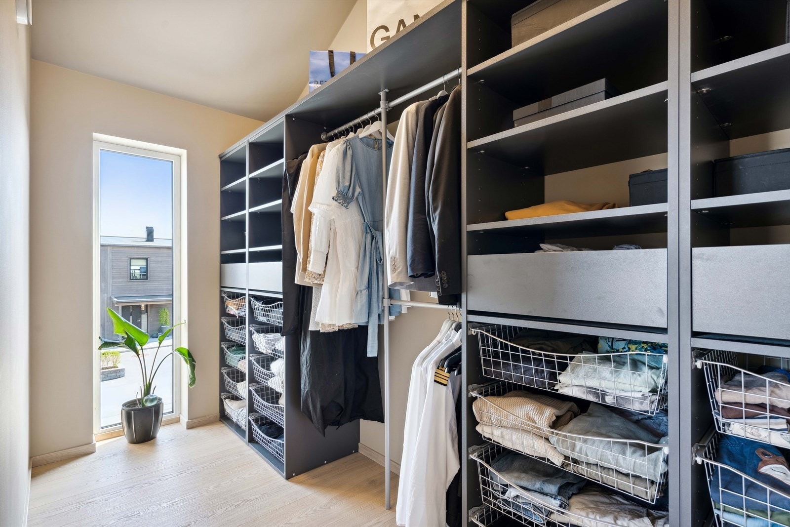 Garderoberom tilknyttet hovedsoverom Galleribilde