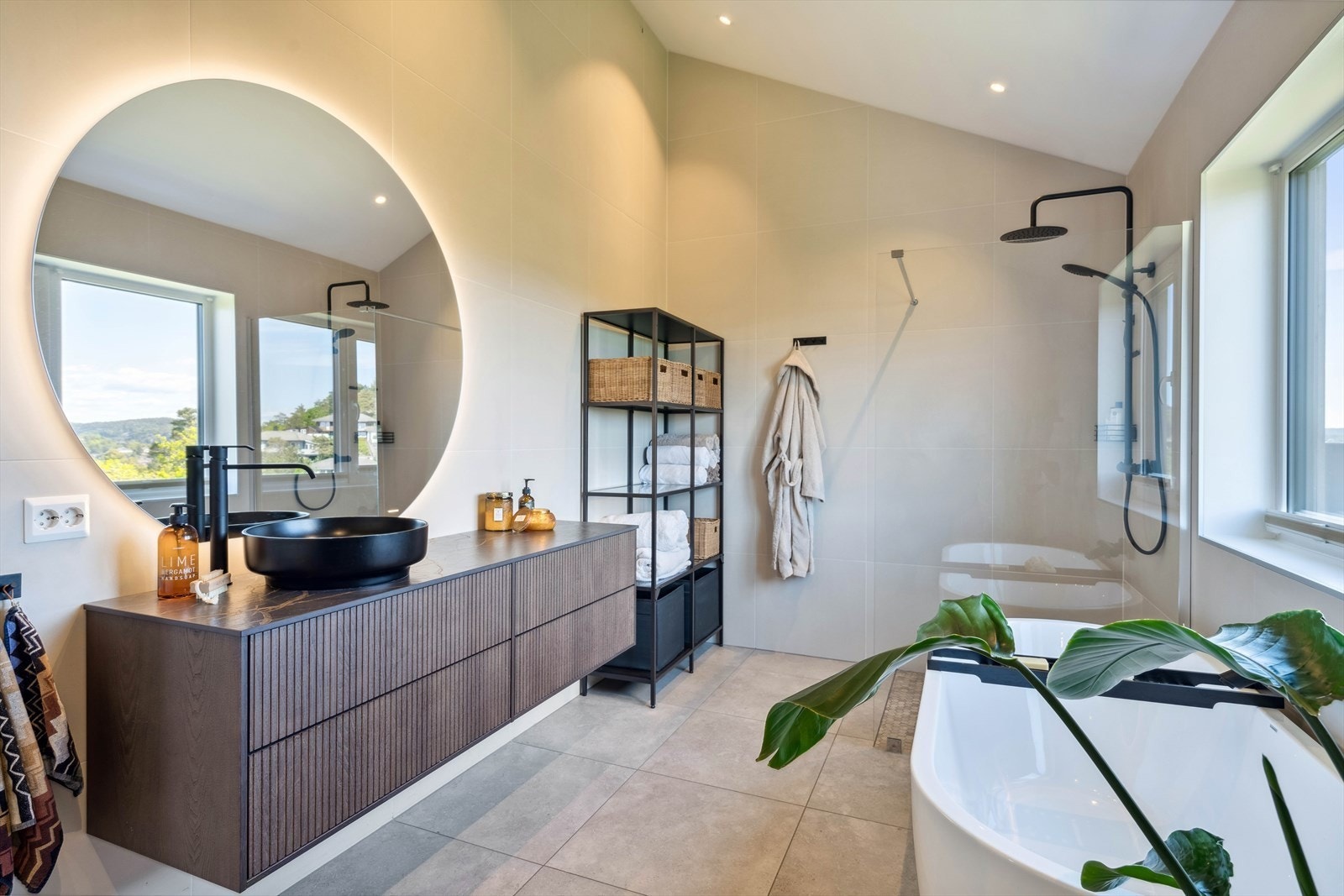 Lekkert bad i 2.etasje. har har du både dusj og badekar. Galleribilde