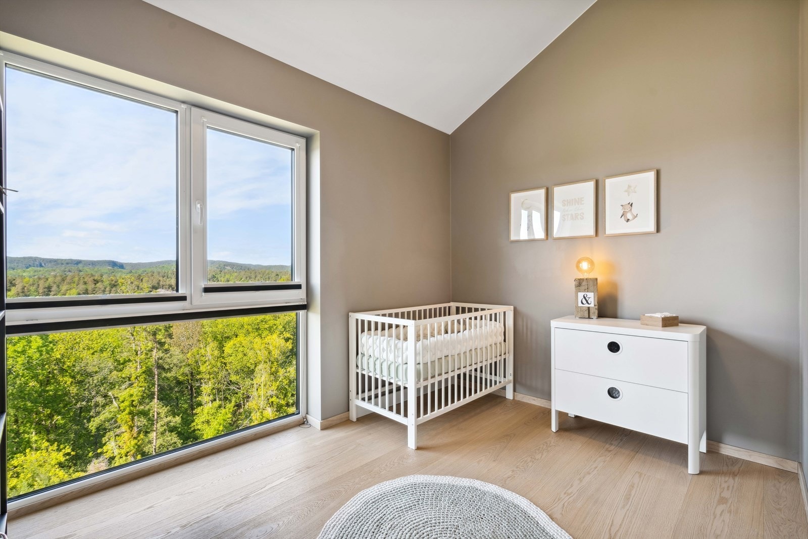 Soverom nr 3 med god plass til dobbeltseng. Nydelig utsikt uten innsyn. Galleribilde