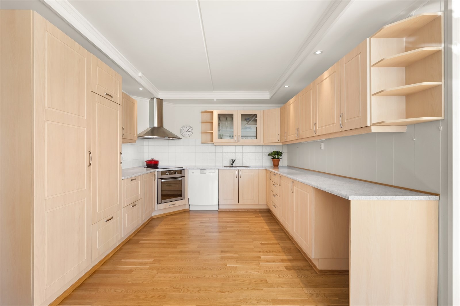 Det er godt med skap- og benkeplass. Galleribilde