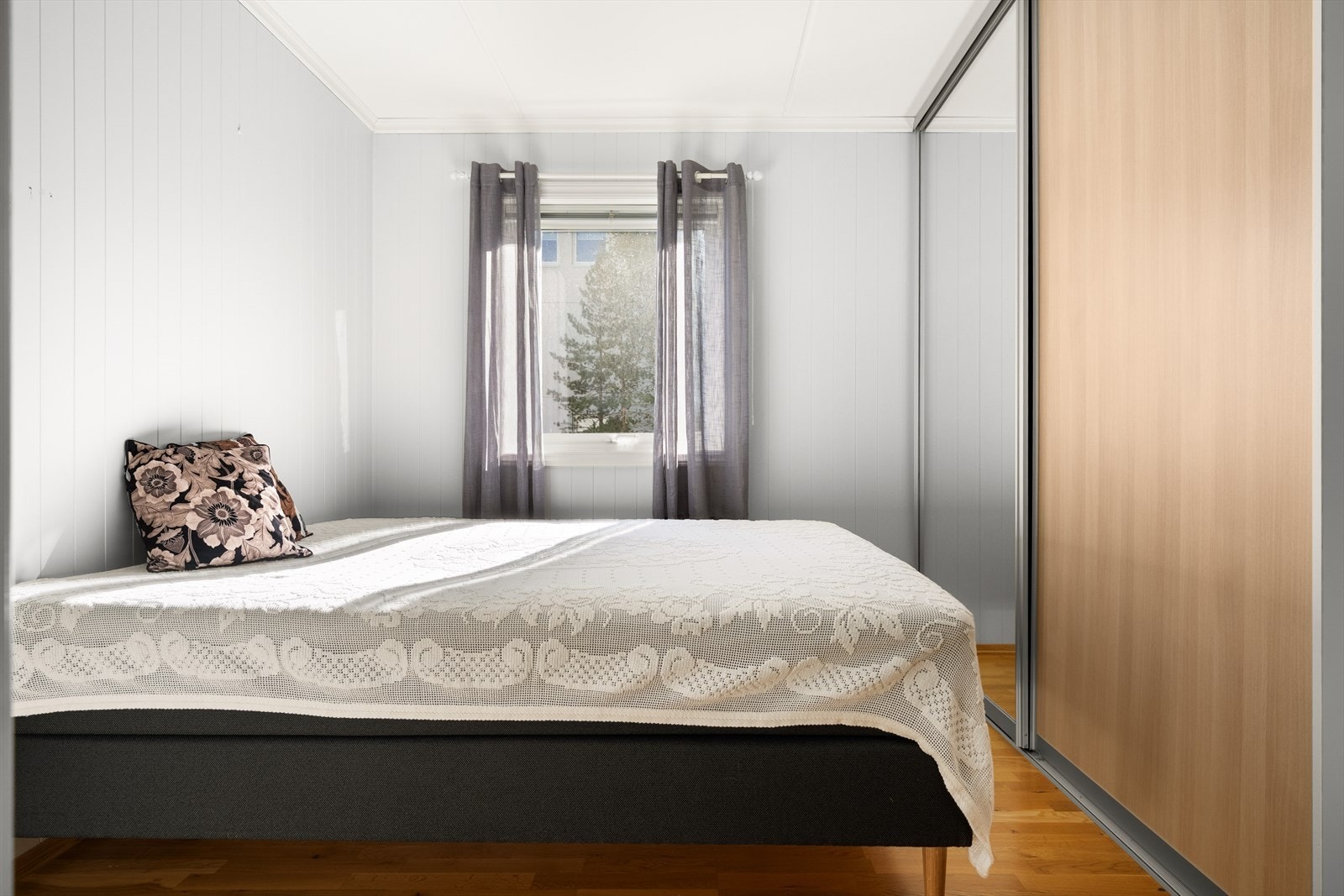 Leiligheten har 2 soverom, her er det plass til dobbeltseng og nattbord. Her er det garderobeskap med god plass til oppbevaring Galleribilde