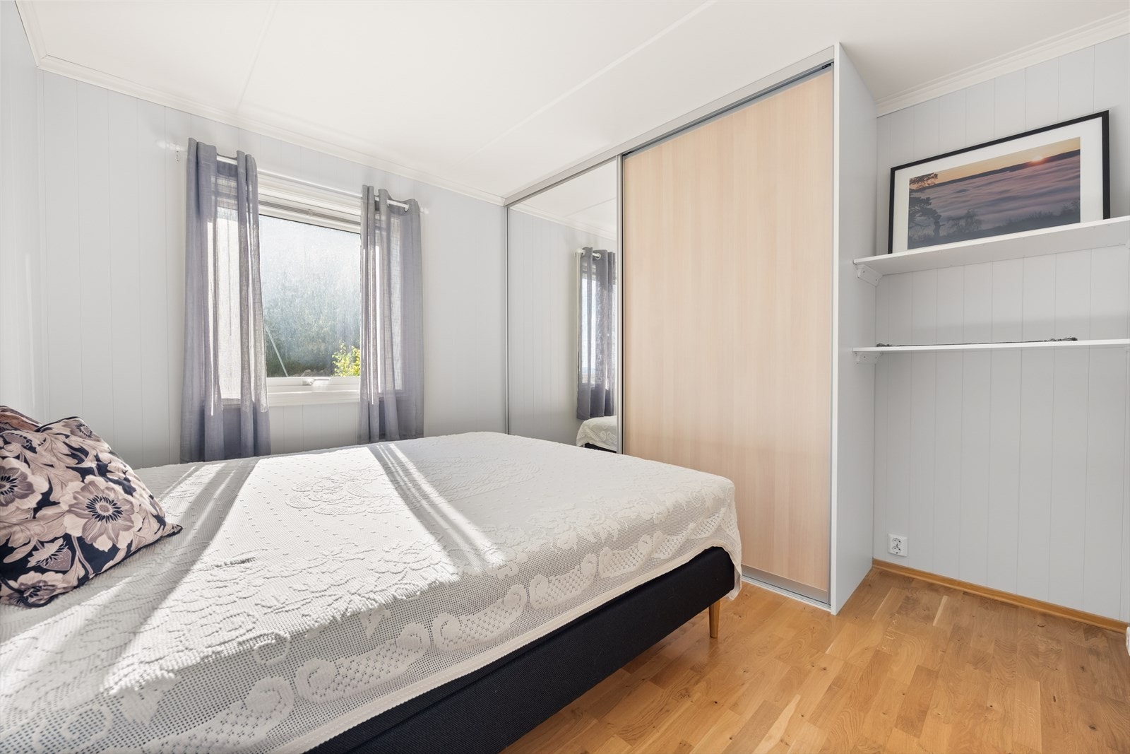 Romslig soverom. Galleribilde