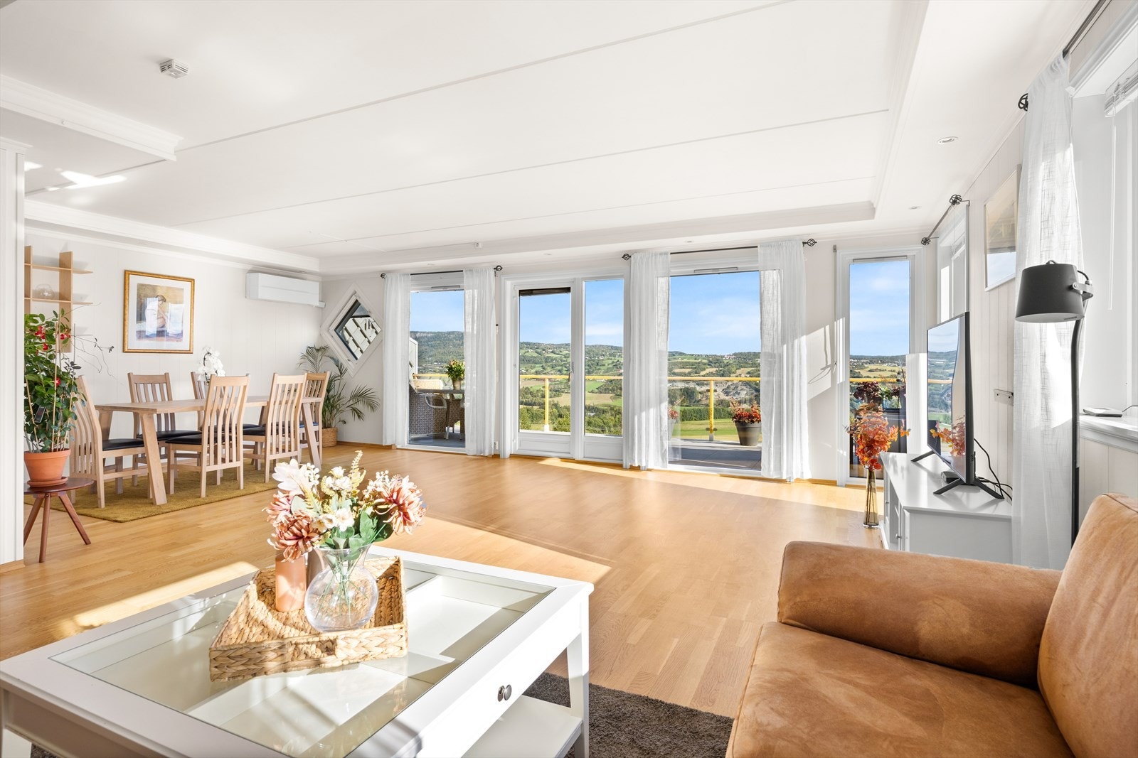 Fra stuen er det utgang til terrassen. Galleribilde