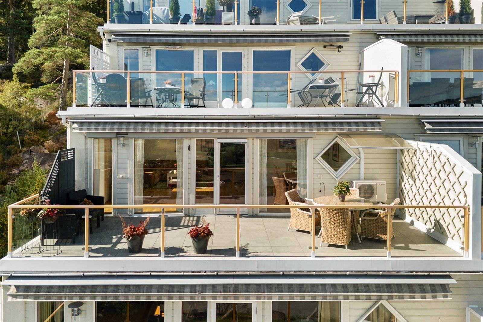 Det er plass til utemøbler på terrassen. Galleribilde