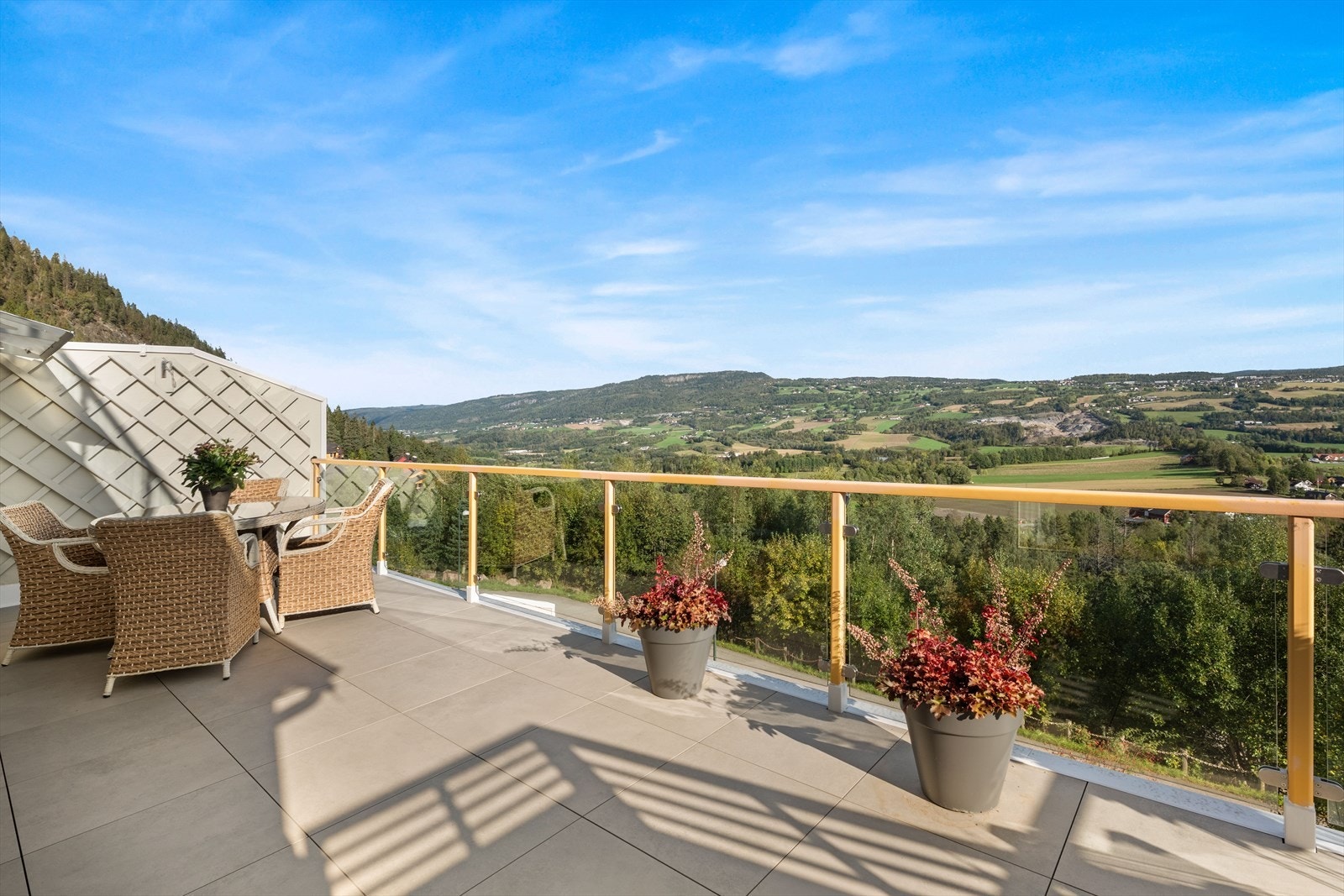 Terrassen har en fantastisk fin utsikt ut over Lierdalen. Galleribilde