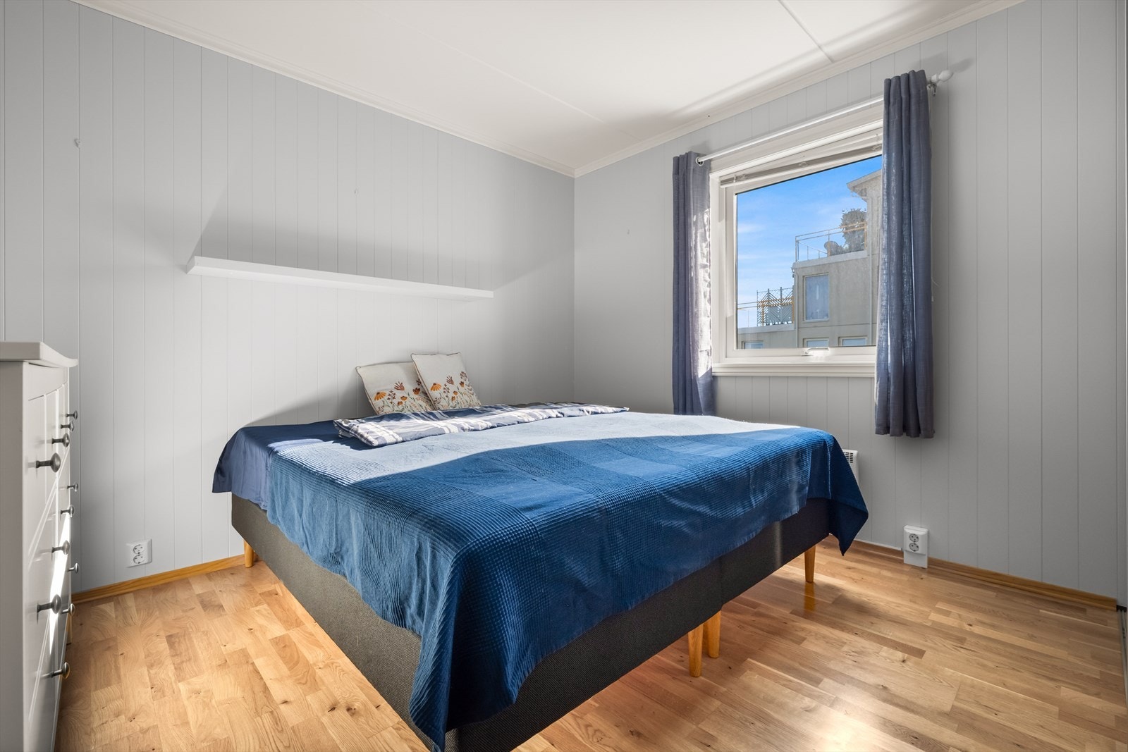 Soverom to har plass til dobbeltseng og nattbord. Her er det kommode med plass til oppbevaring. Galleribilde