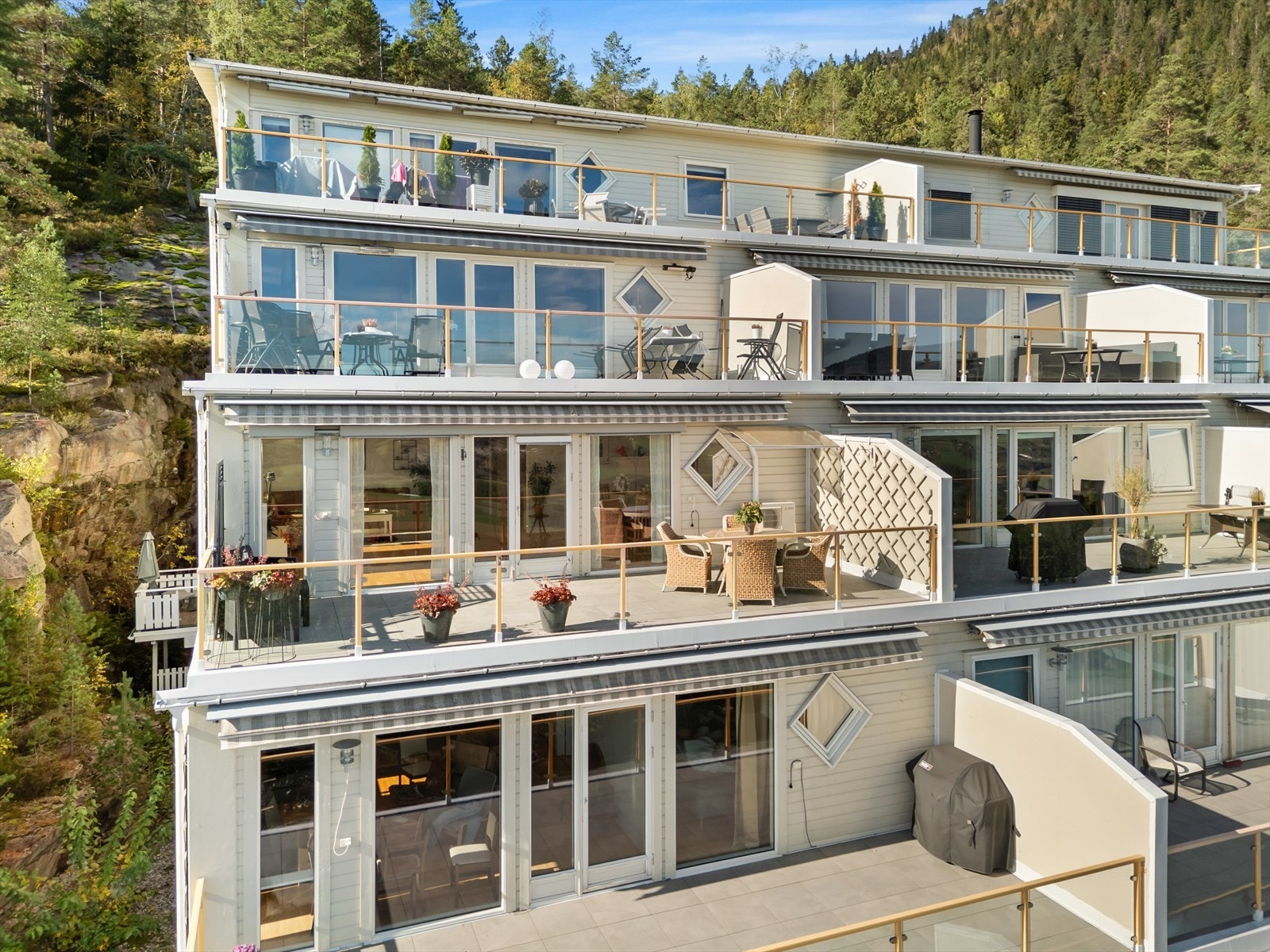 Terrassen er på ca 25 kvm. Galleribilde