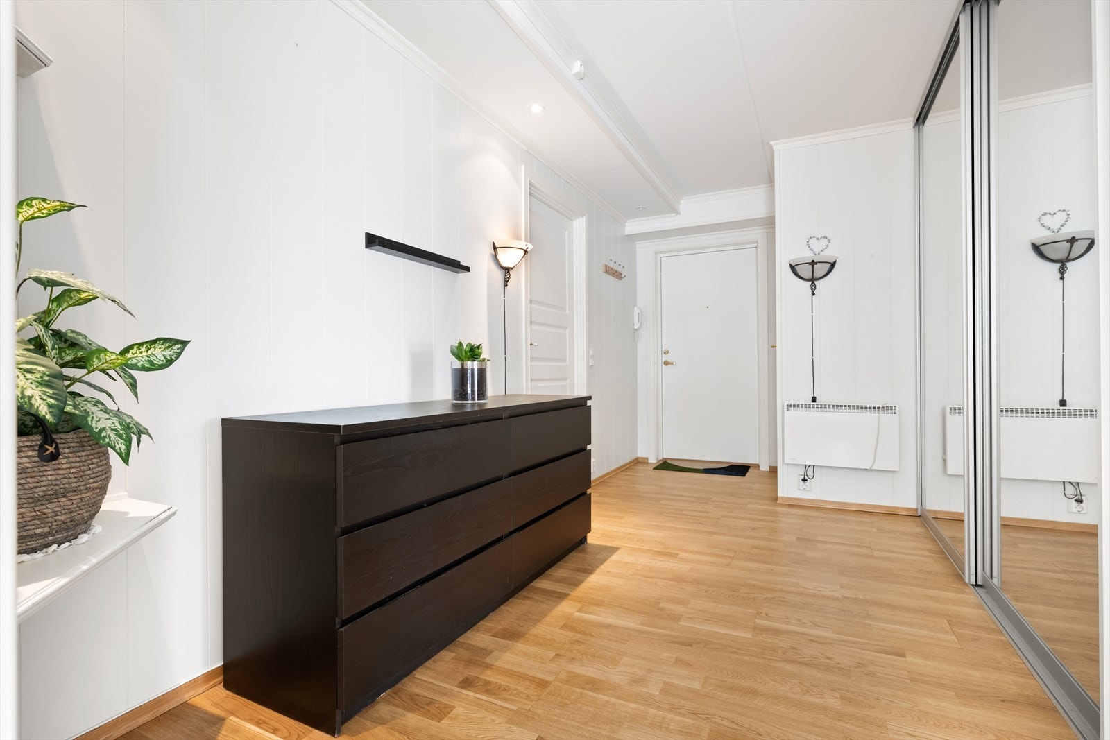 Romslig gang med skyvedørsgarderobe og egen bod Galleribilde