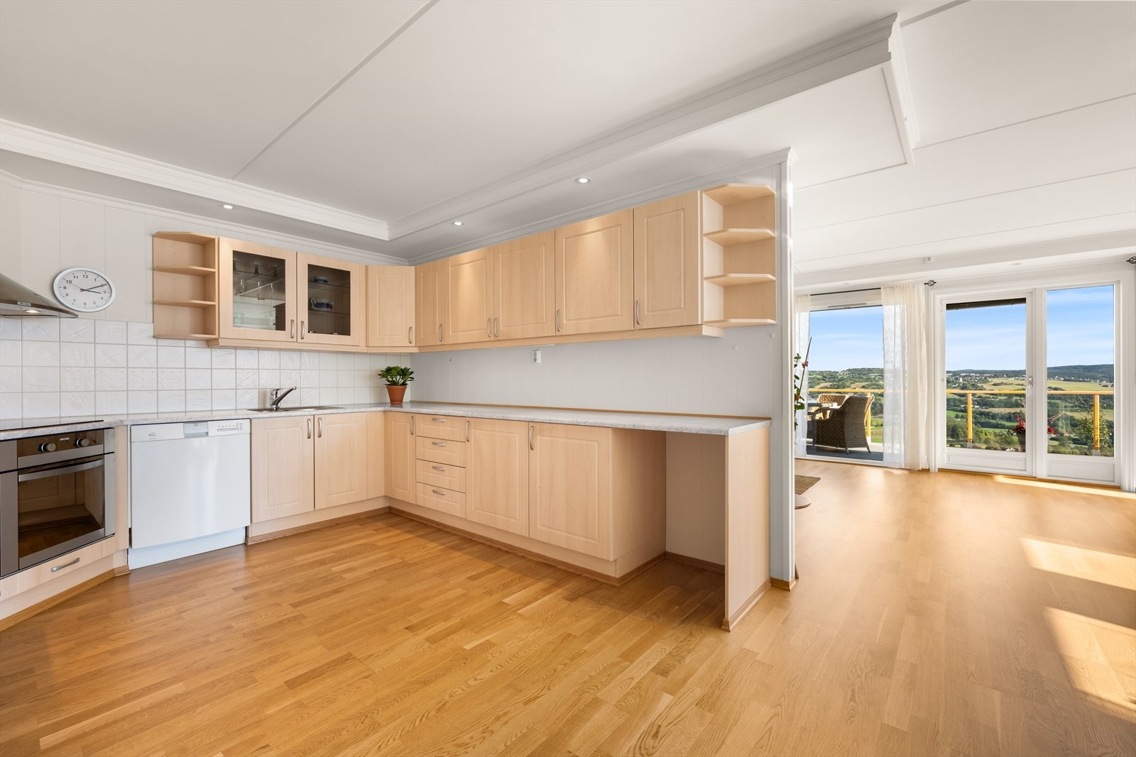 Delvis åpen stue/kjøkkenløsning gir en luftig romfølelse. Galleribilde