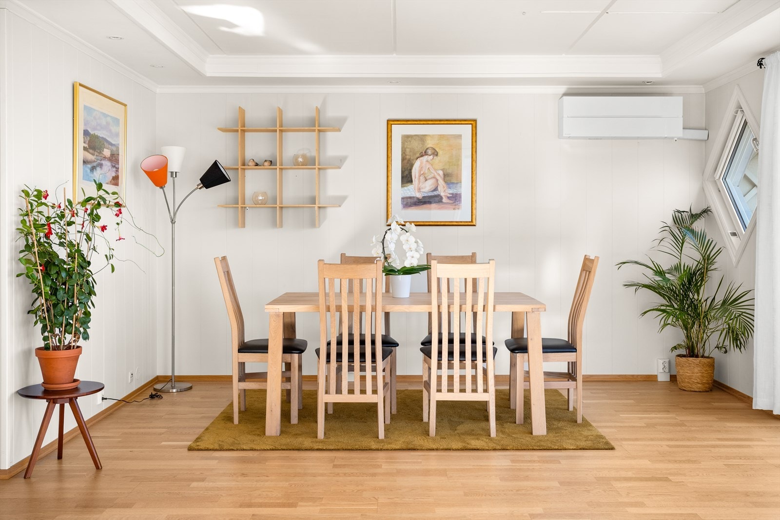 I spisestuen er det montert varmepumpe. Galleribilde