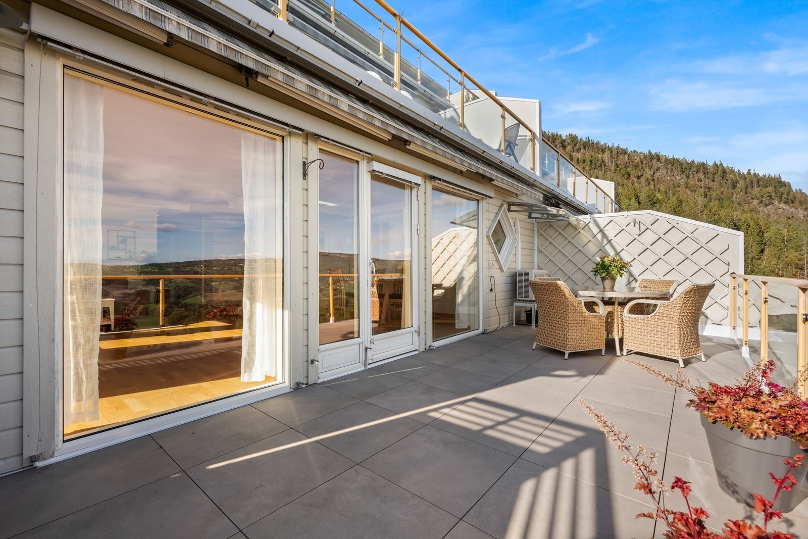 Terrassen er helle belagt og det er elektrisk markise over terrassen. Galleribilde