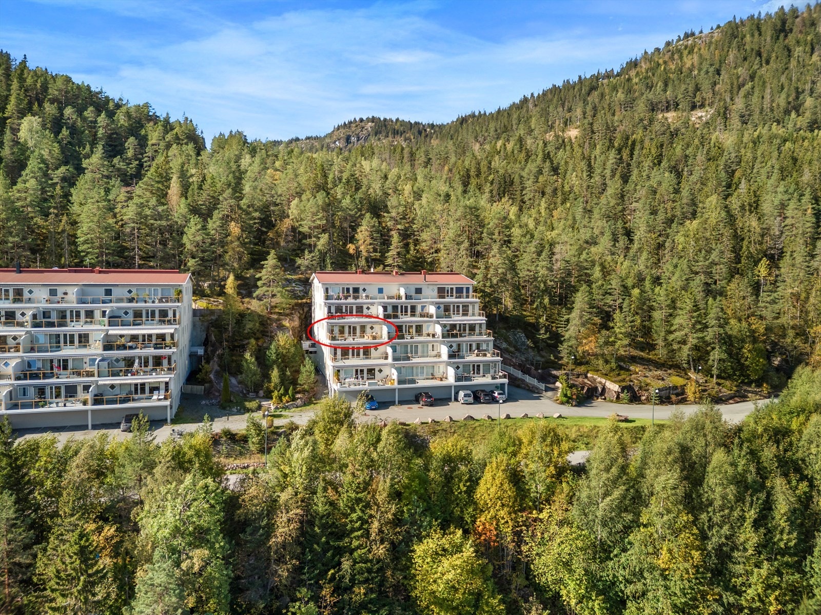 Sønderhellene ligger vakkert til i naturskjønne omgivelser på Egge i Lier, et rolig og populært område på vestsiden av Lierdalen med flott utsikt. Galleribilde
