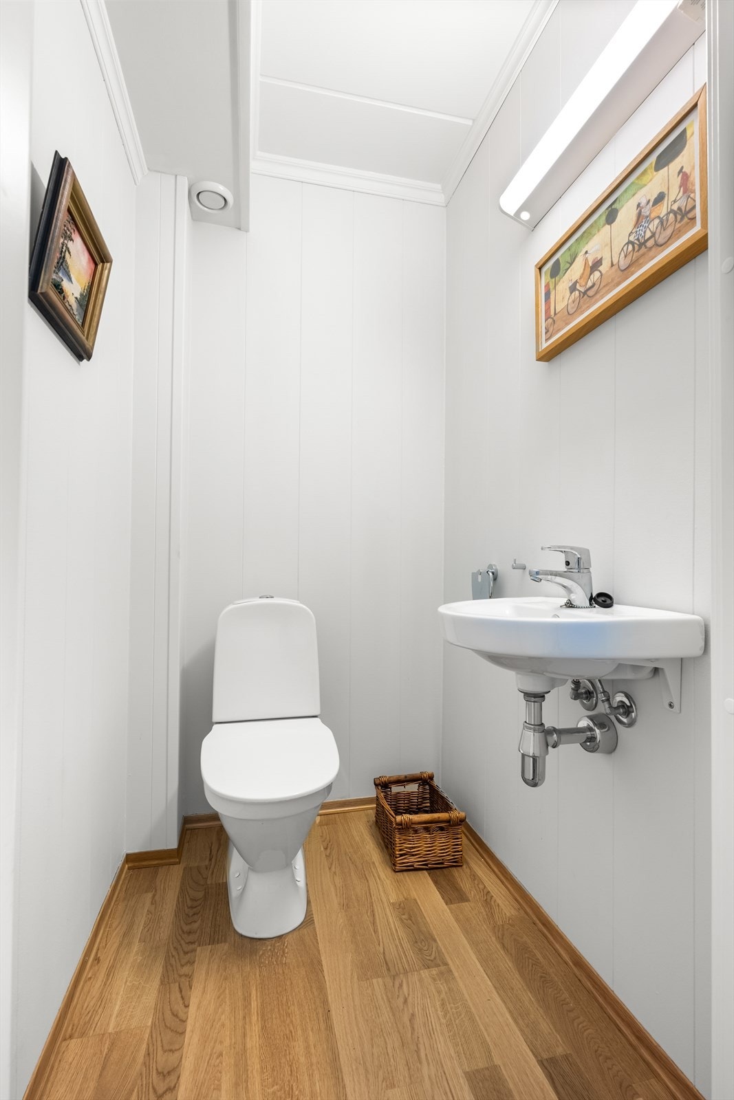 Toalettrom med toalett og servant. Galleribilde