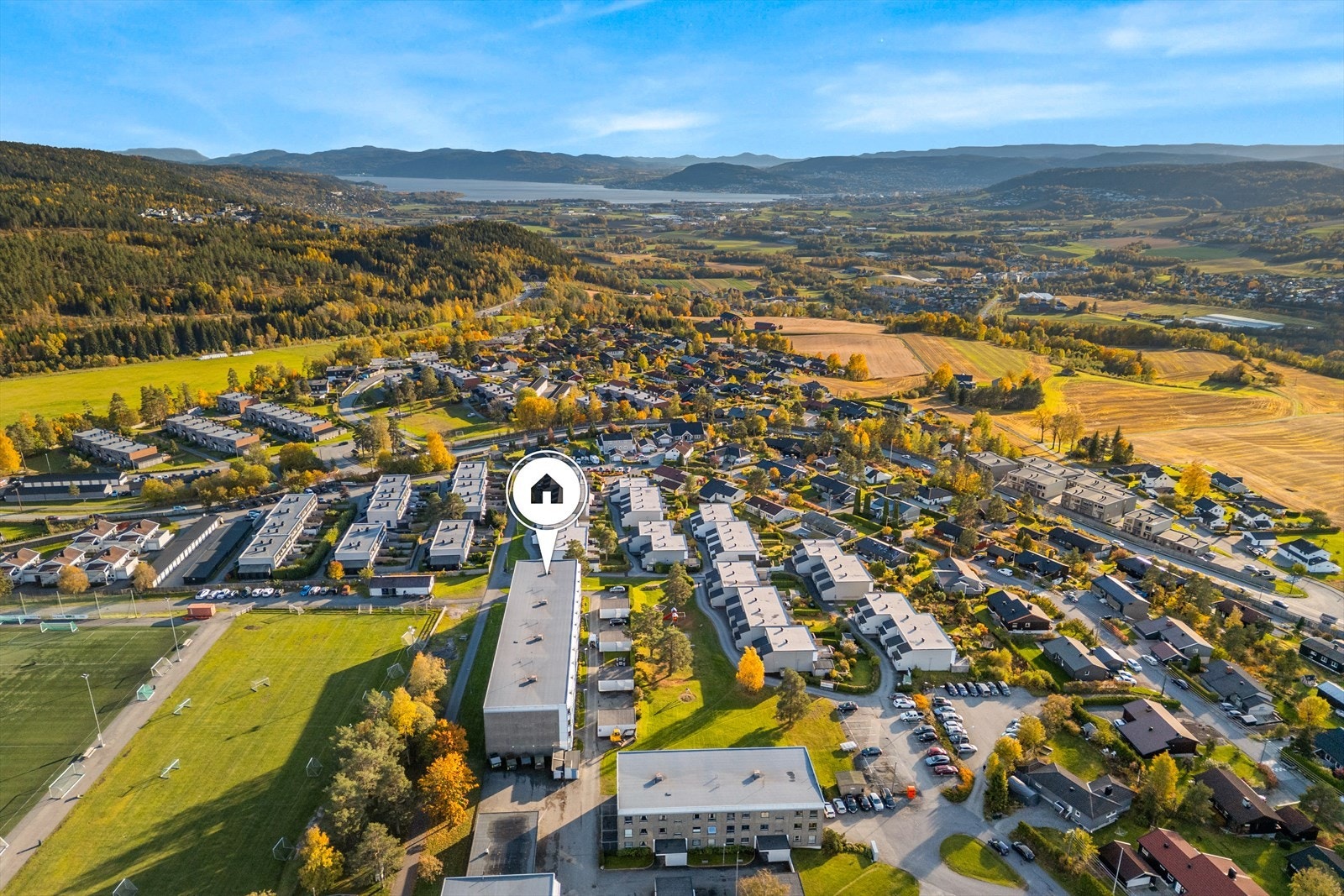 Dette er et etablert boligområde med kort gangavstand til butikker, flere typer serviceinstitusjoner og med Liertoppen kjøpesenter og Bauhaus innen kort kjøreavstand. Galleribilde