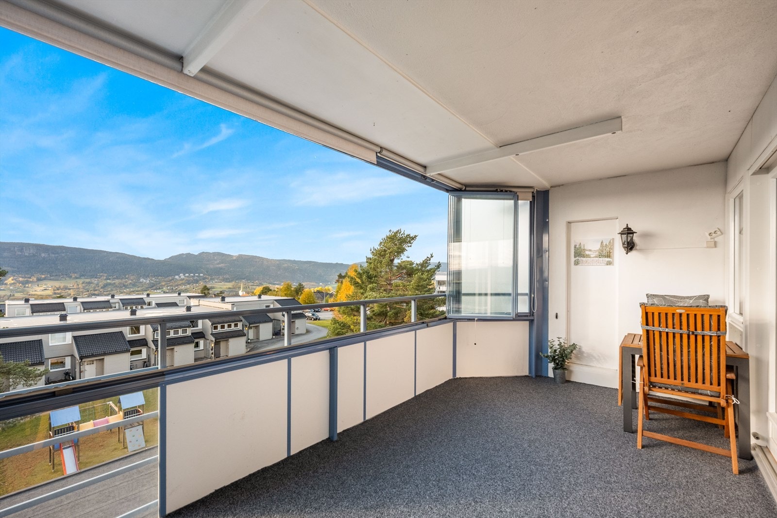 Fra stuen er det direkte utgang til en hyggelig innglasset balkong. Galleribilde