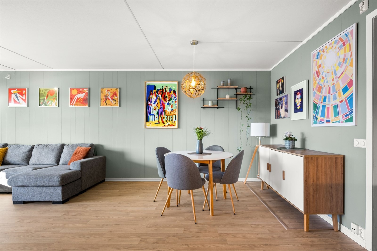 Det er god plass til spisebord i stuen. Galleribilde