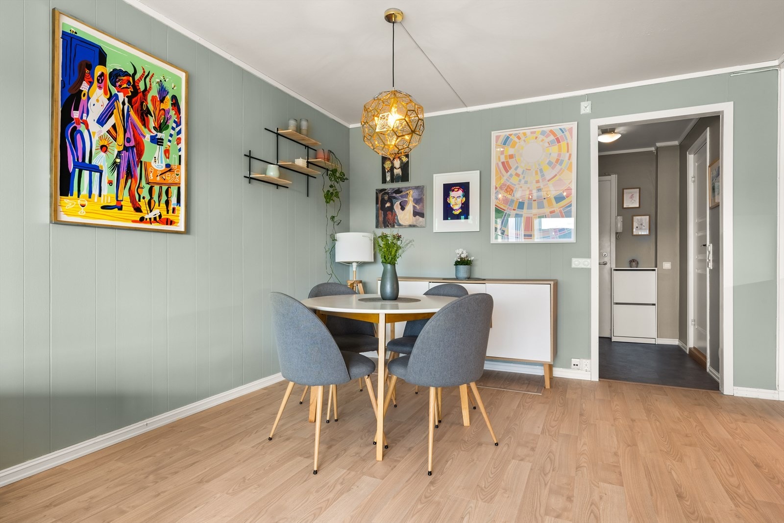 Det er installert fjernvarme. Radiatorer i stuen. Det er sentralanlegg for varmt vann. Galleribilde