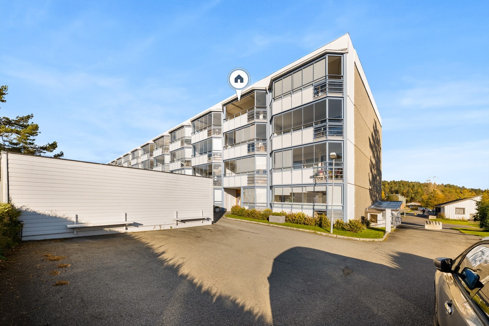 Delikat og oppusset 2-roms andelsleilighet med svært god utsikt og solforhold - Innglasset balkong - Sentralt og rolig! Galleribilde