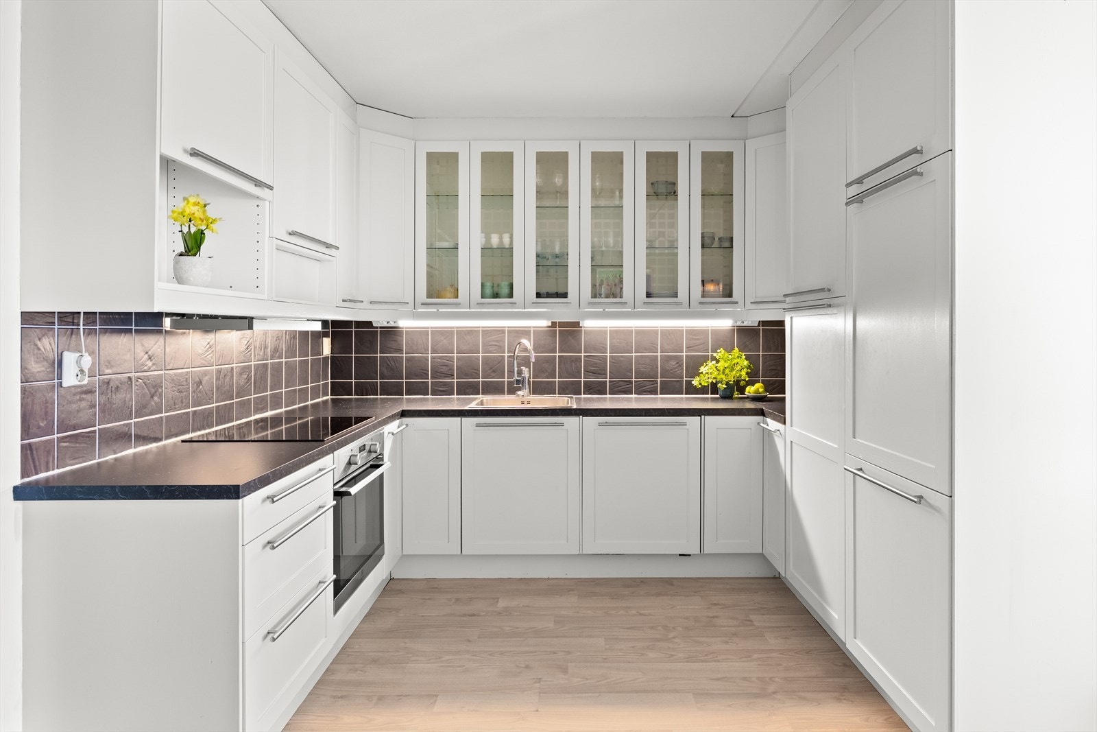 Kjøkkenet har godt med skap- og benkeplass. Galleribilde