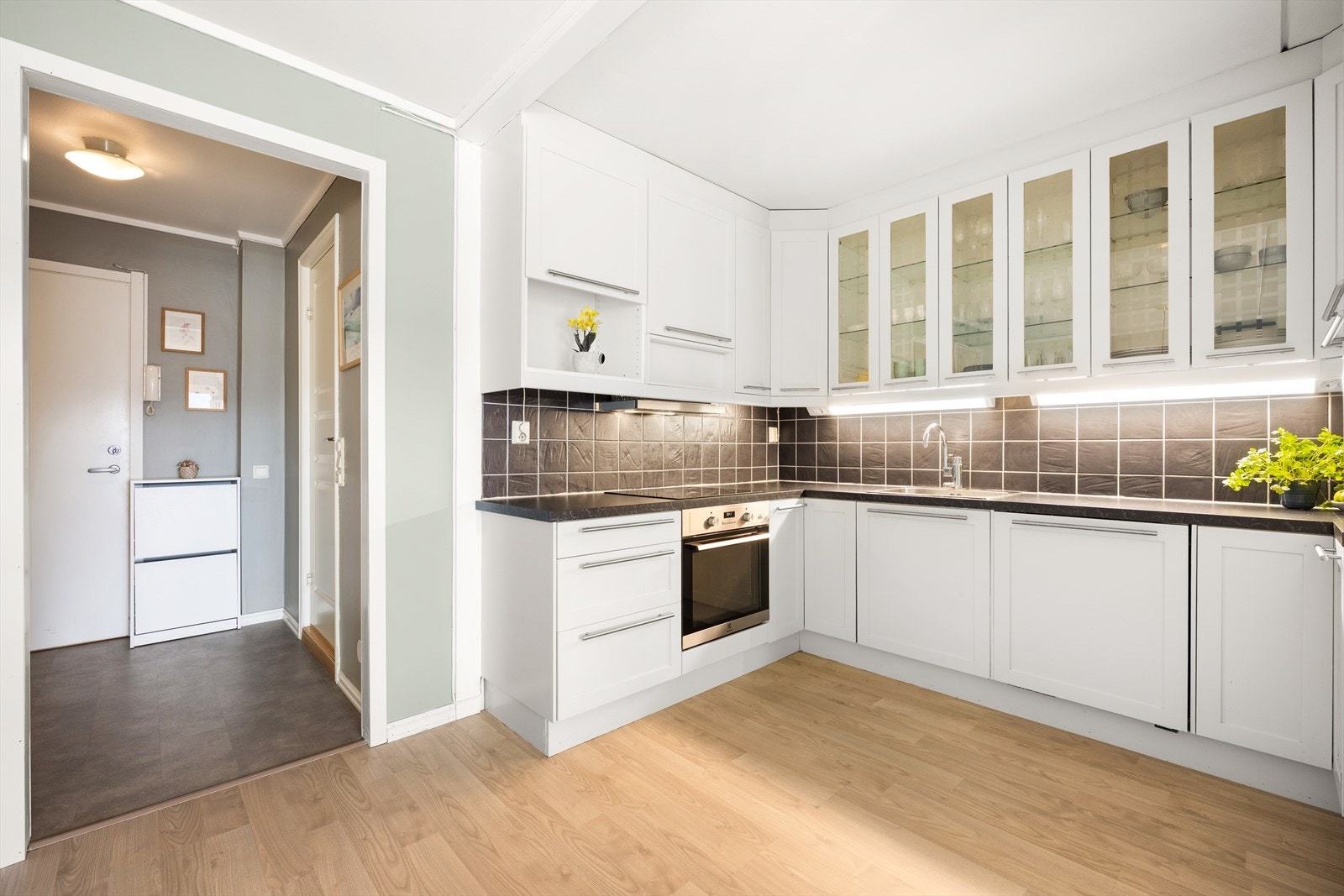 Kjøkkenet er utstyrt med integrert kjøleskap fryseskap, oppvaskmaskin, induksjonstopp og stekeovn. Galleribilde