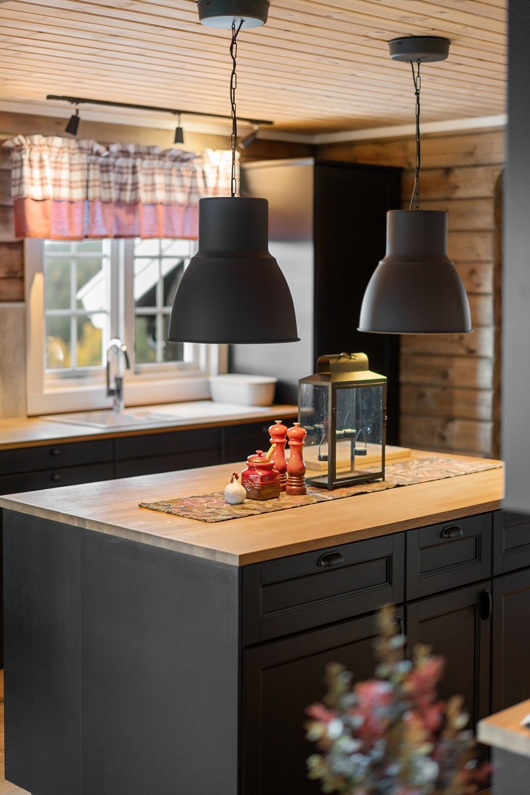 Innredningen har effektive arbeidsflater og god oppbevaringsplass i skuffer og skap. Galleribilde