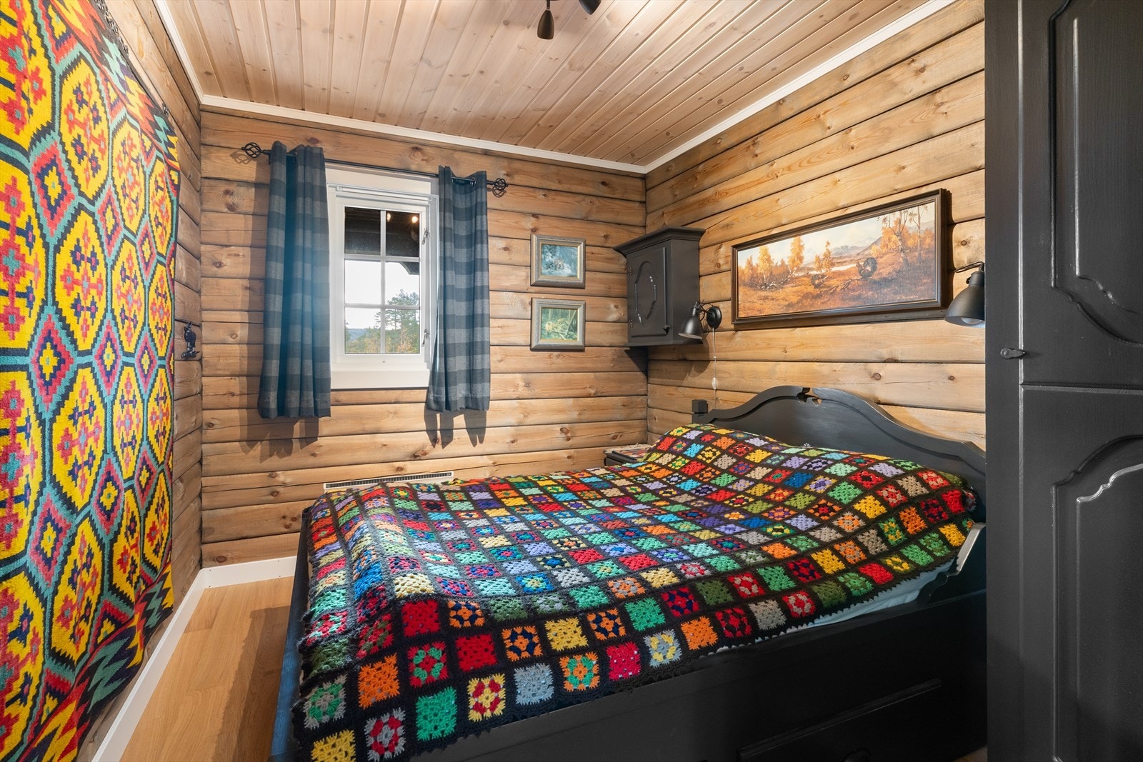 Soverom 1 har god plass til dobbeltseng. Galleribilde