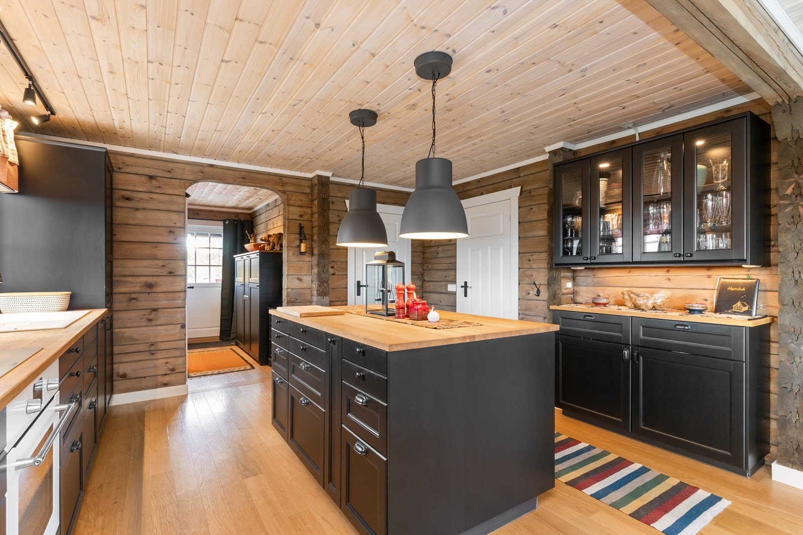 Integrert i innredningen finner du kjøl/fryseskap, oppvaskmaskin, induksjonstopp og stekeovn. Det er også vannstoppstystem og komfyrvakt. Galleribilde