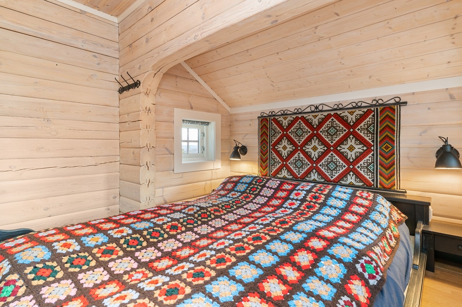 På soverom 2 i 1. etasje er det også dobbeltseng. I tilknytning til dette soverommet er det laget garderobeløsning i gangen utenfor. Galleribilde