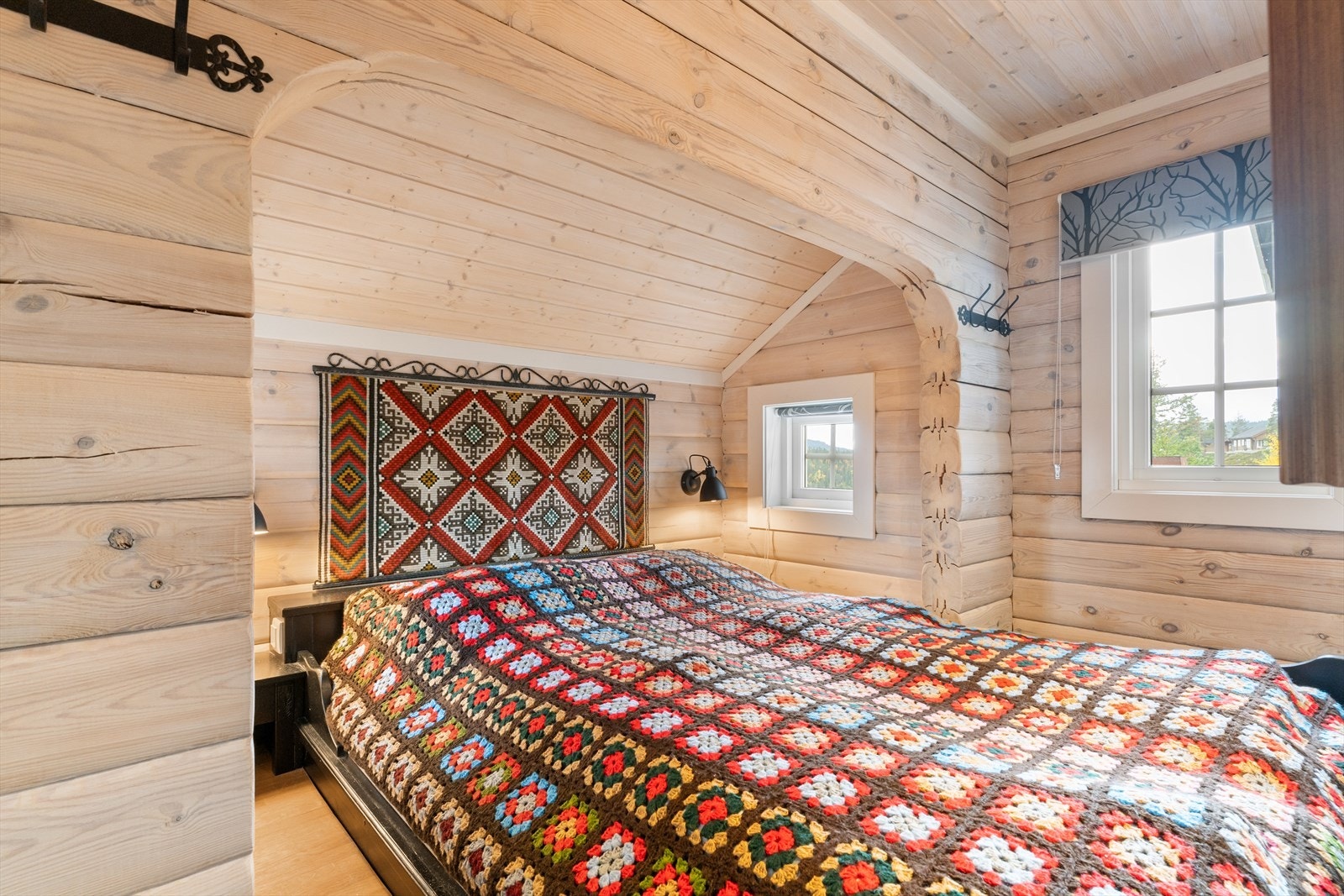 Hytta har totalt fire soverom, der to soverom ligger i første etasje mens de to andre er i andre etasje. Galleribilde