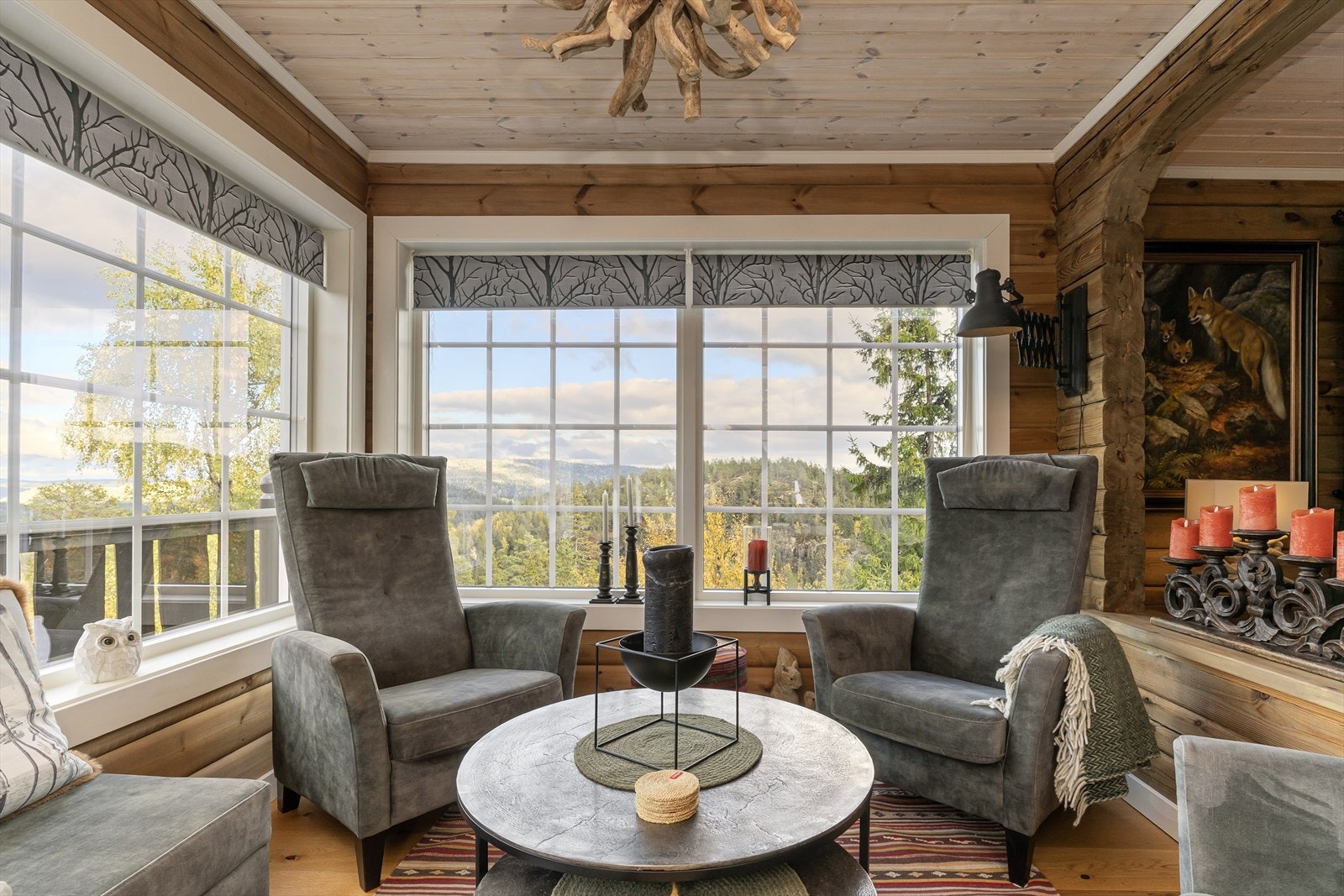 Stuen har store vindusflater, som bringer den vakre utsikten inn og gir flott romfølelse med mye naturlig lys. Galleribilde