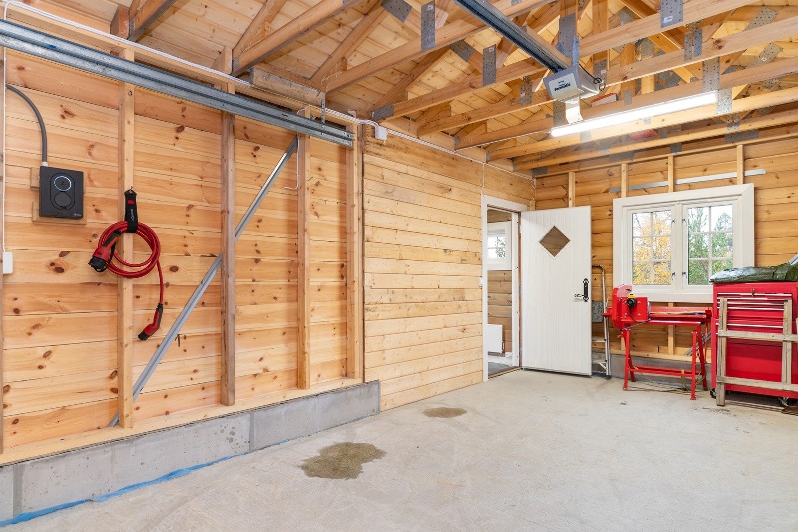 Garasje med elbillader. Galleribilde