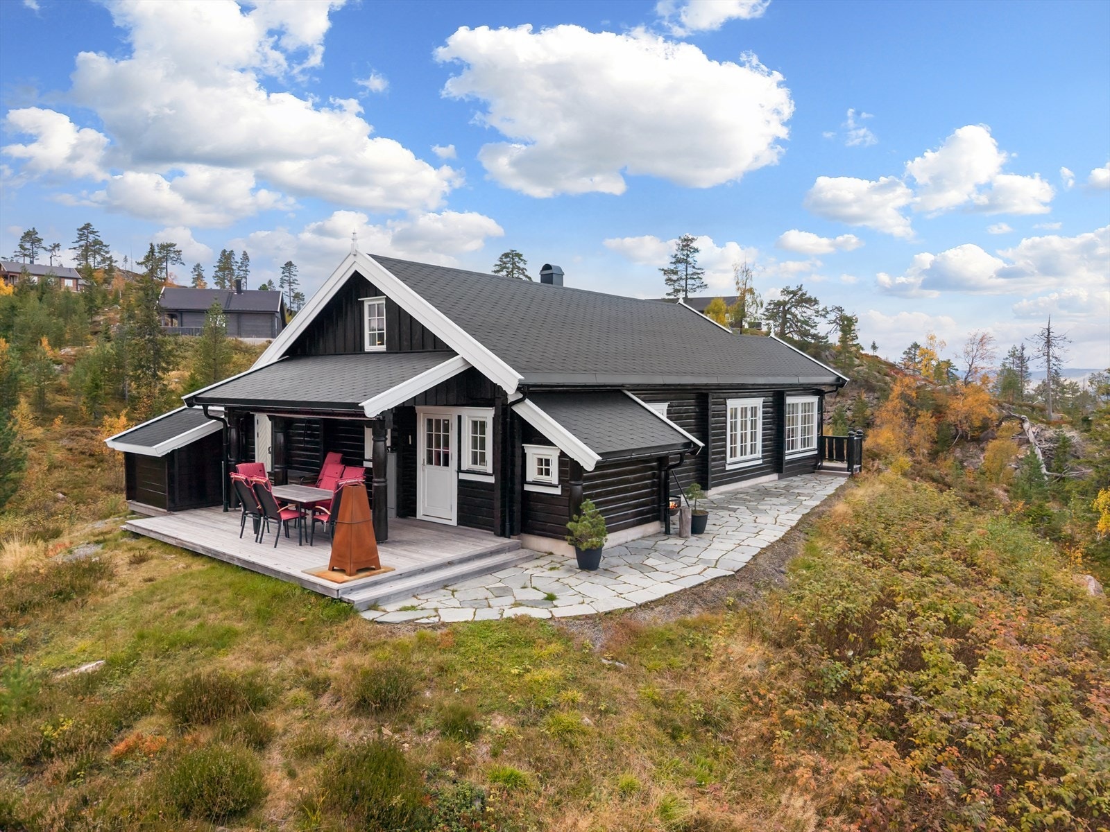 Utearealene for øvrig består for det meste av terrasse, skiferstein og gruset innkjørsel/parkeringsplass. Galleribilde