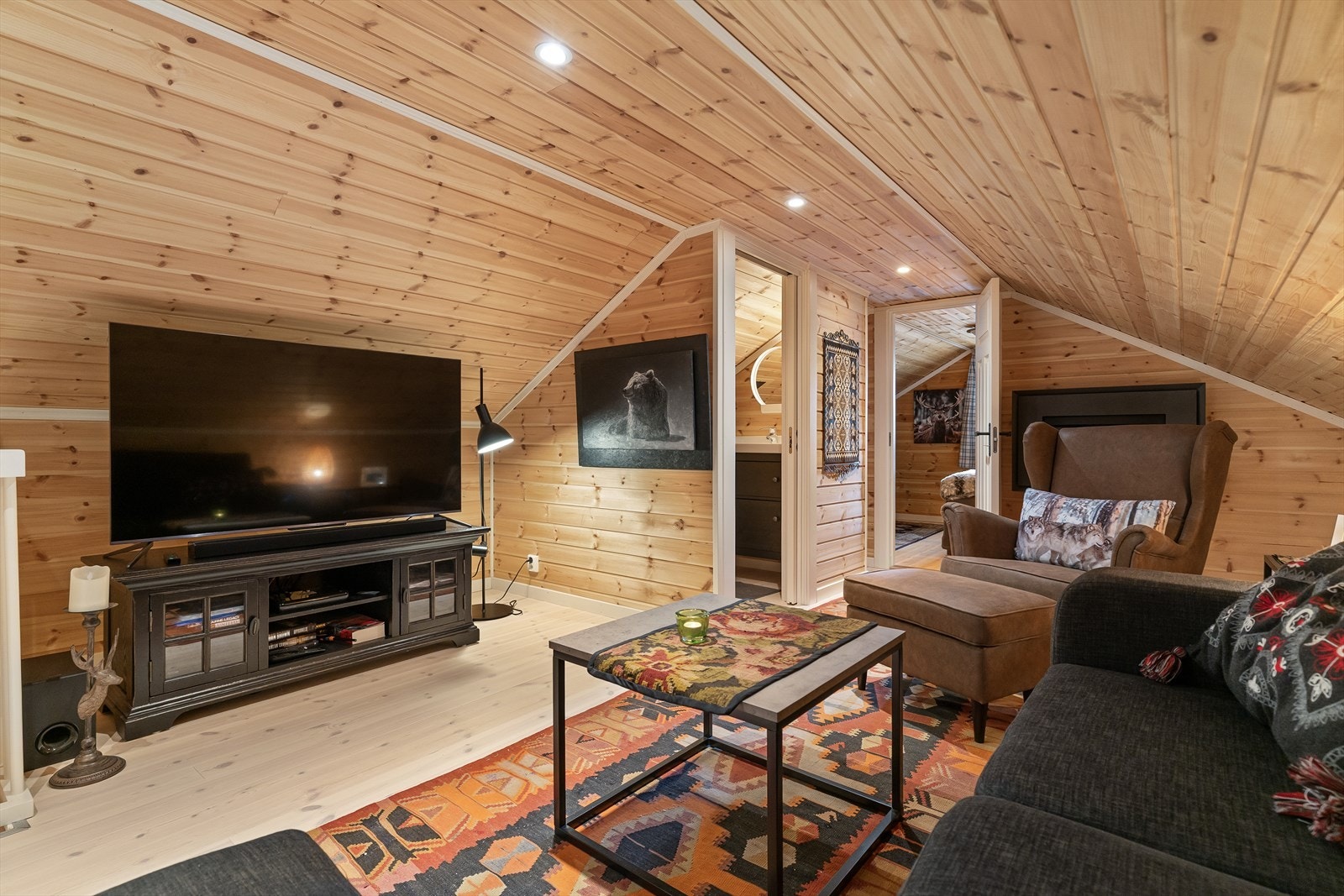 Med sine lune omgivelser gir stuen en koselig atmosfære for hele familien. Galleribilde