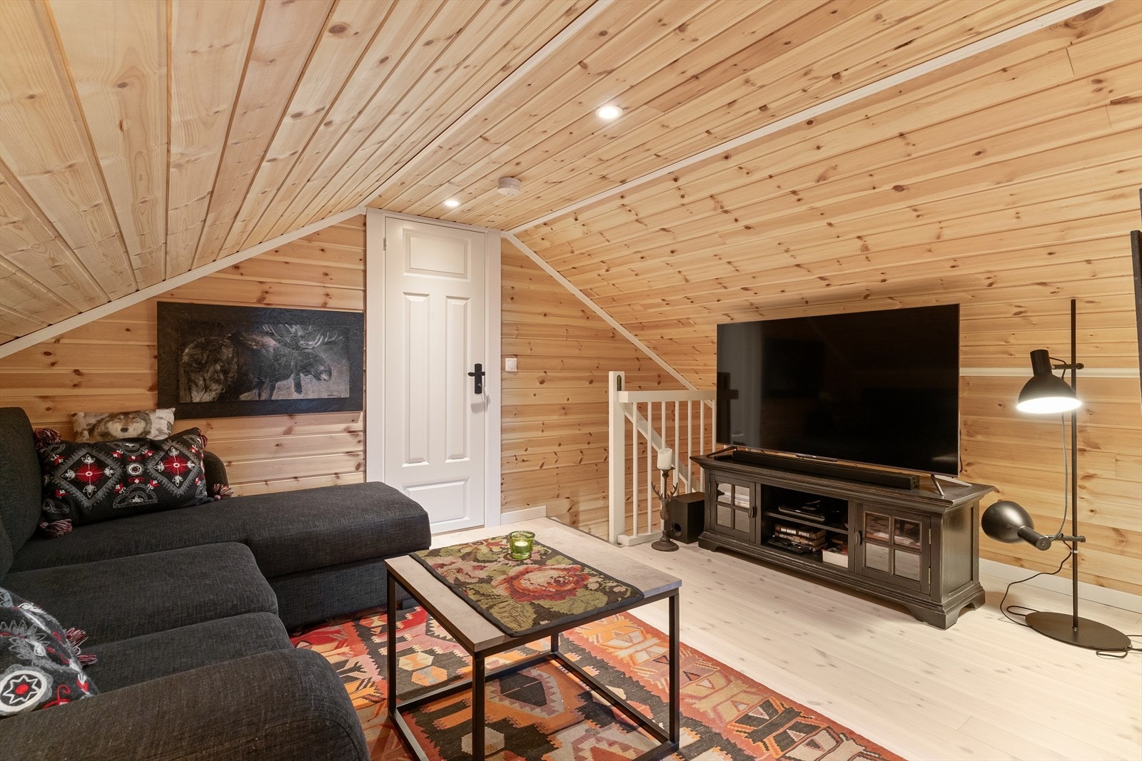 I loftetasje finnes en hyggelig tv-stue som er et perfekt ekstra oppholdsrom, med god plass til både avslapning og sosiale aktiviteter. Galleribilde