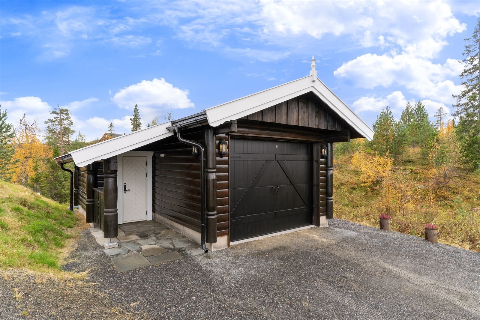 Helårs bilvei helt til hytteveggen. Her har man til og med mulighet til å parkere bilen tørt. Galleribilde